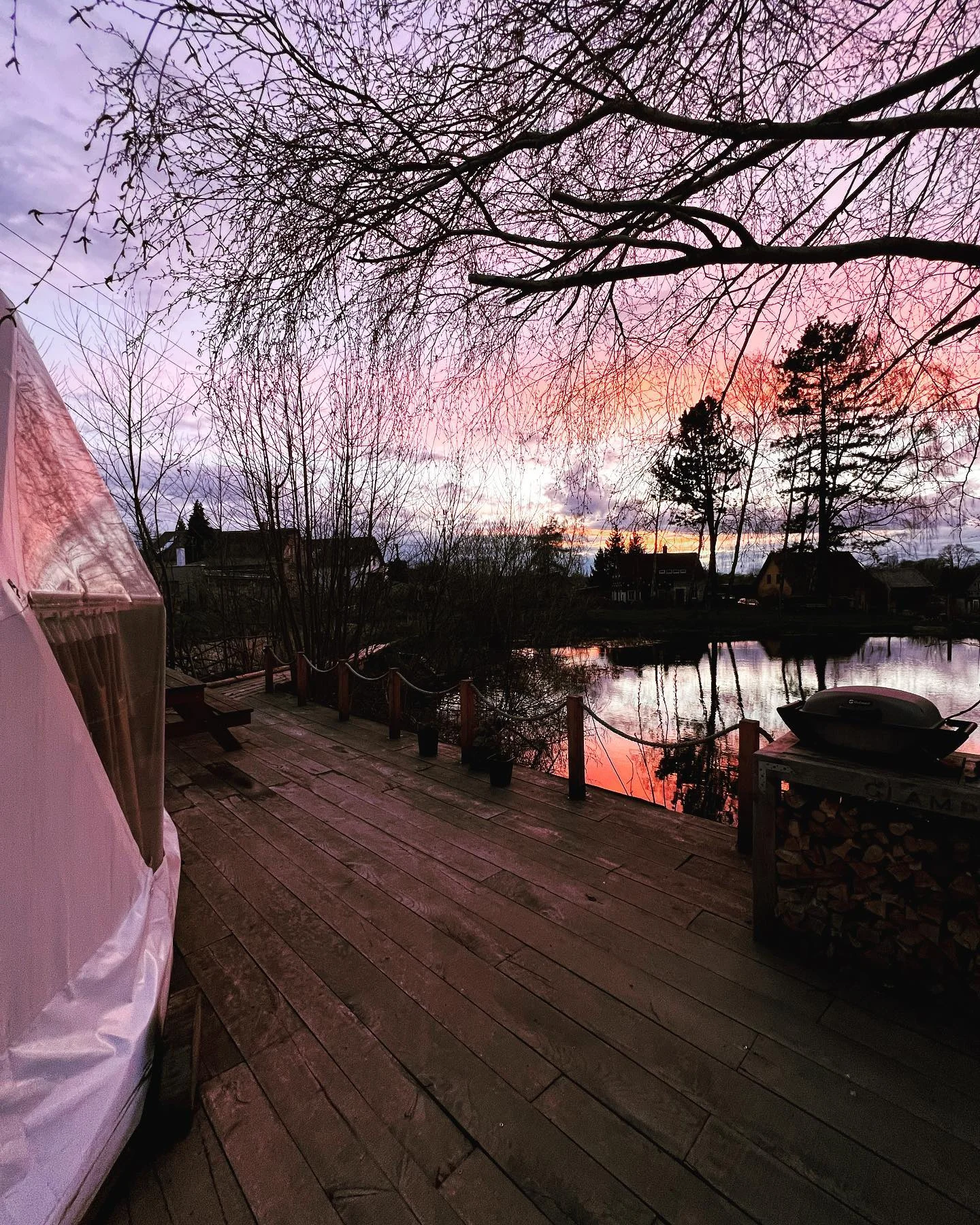 Glamping na severu Čech s rybníkem a horkou lázní: ubytování až pro 6 osob