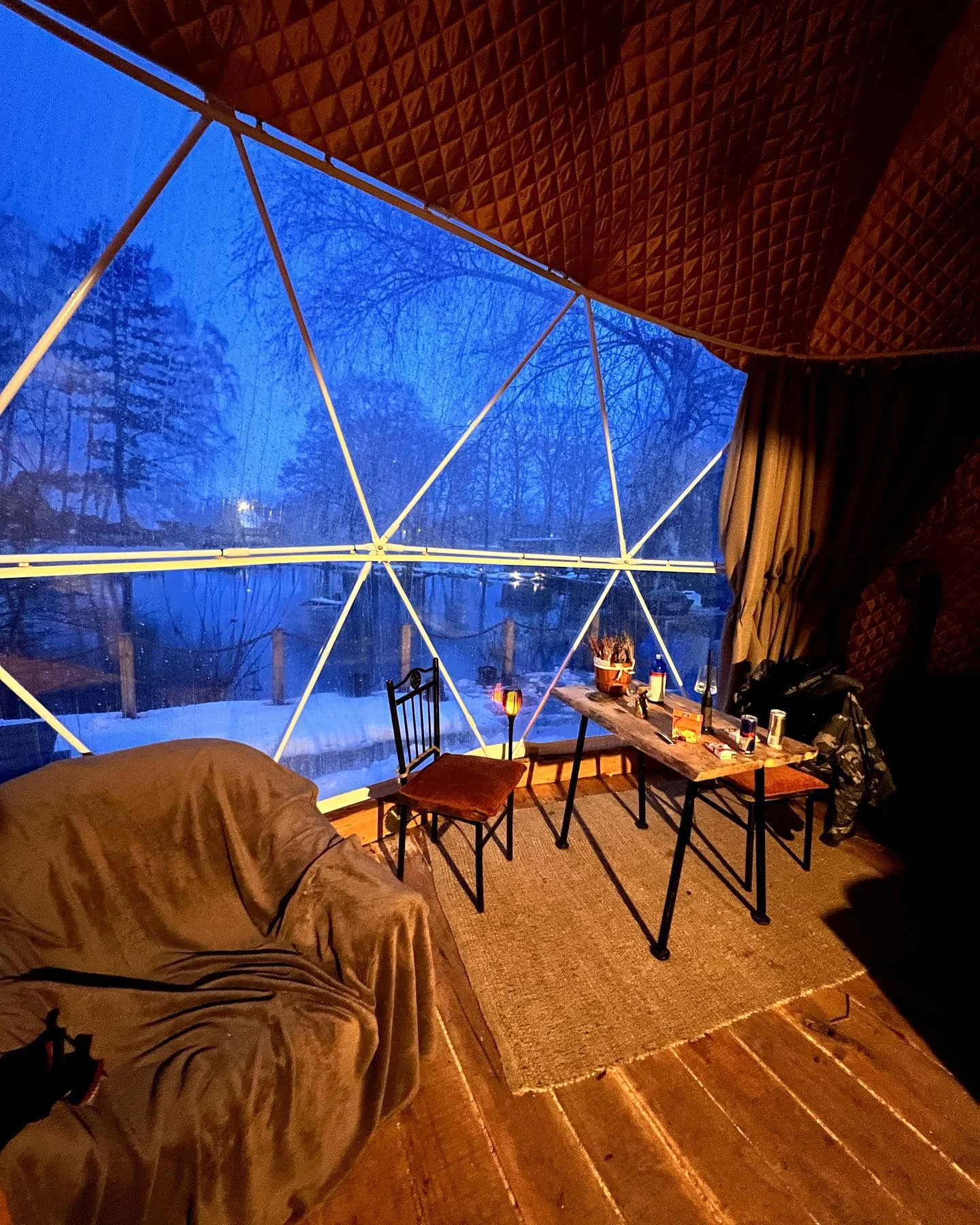 Glamping na severu Čech s rybníkem a horkou lázní: ubytování až pro 6 osob