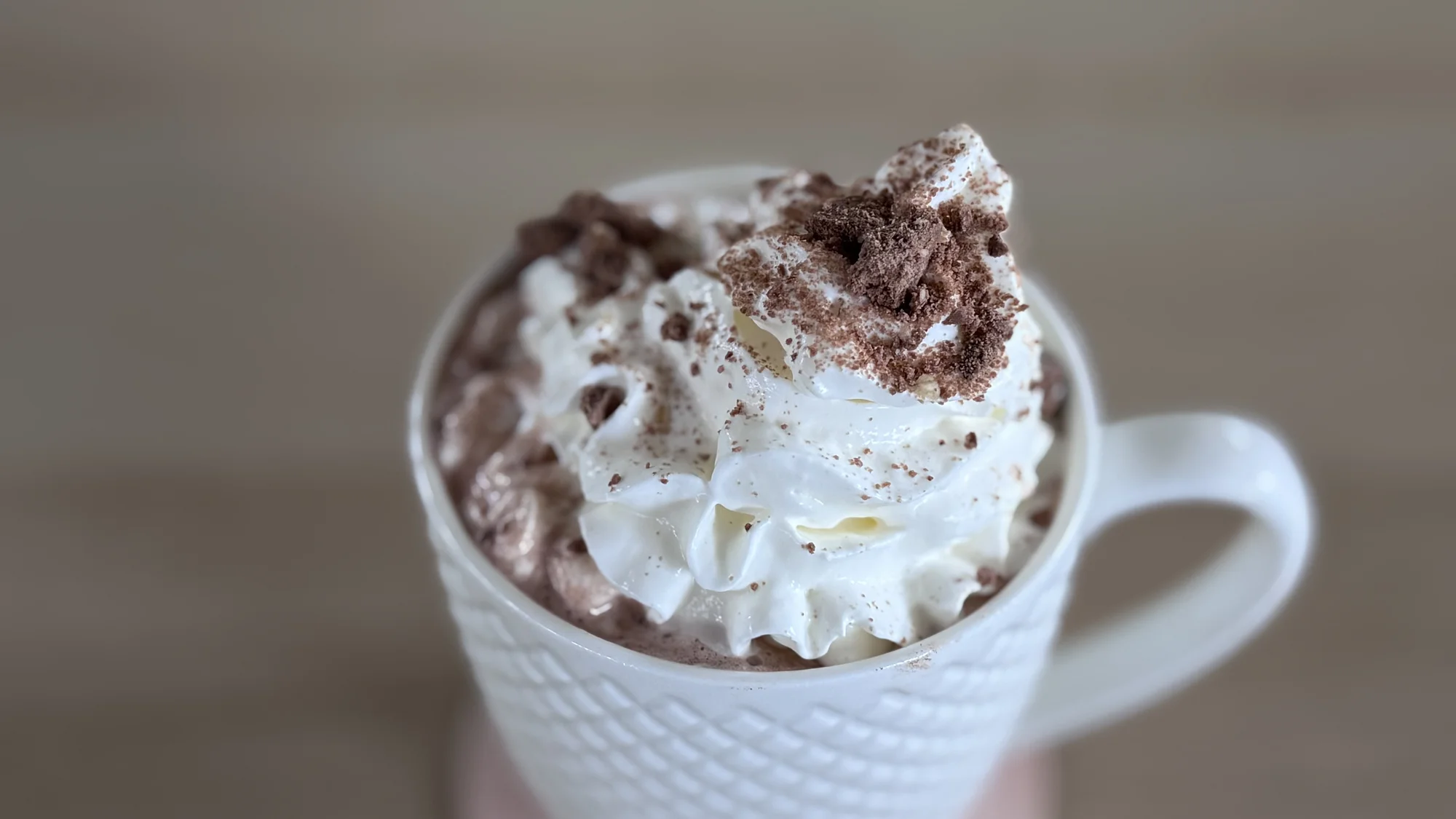 Horká čokoláda podle výběru v kavárně s dětskou herničkou