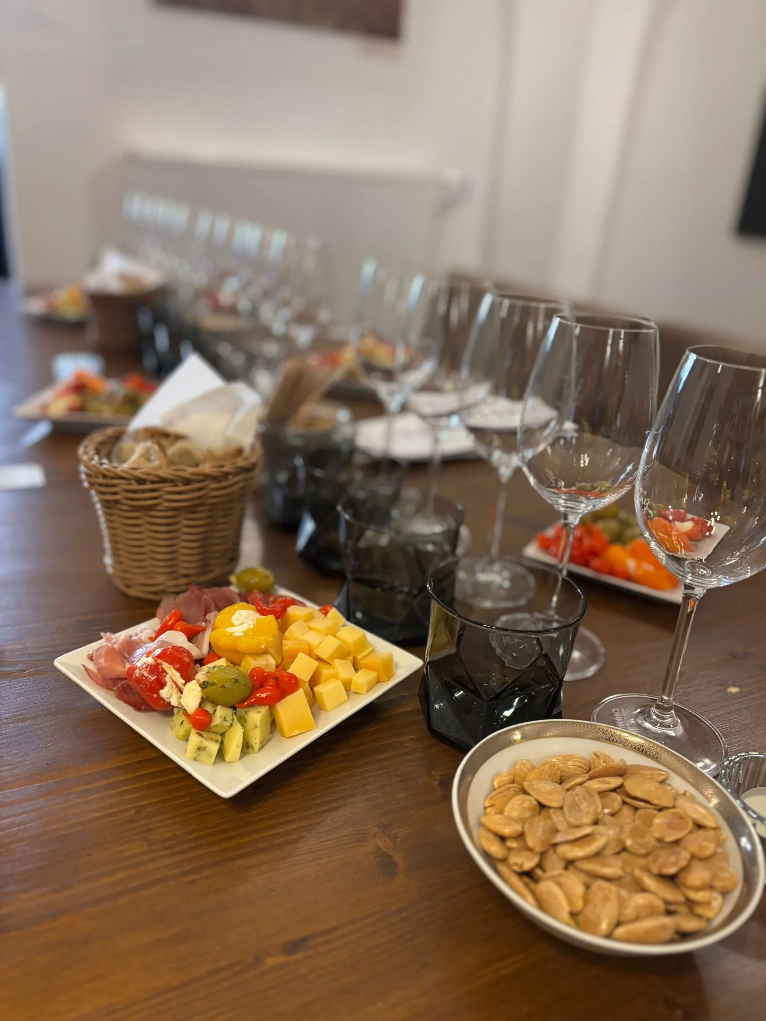 Degustace vína či nealko vína vč. tapas a výkladu, pro 1 i 2 osoby