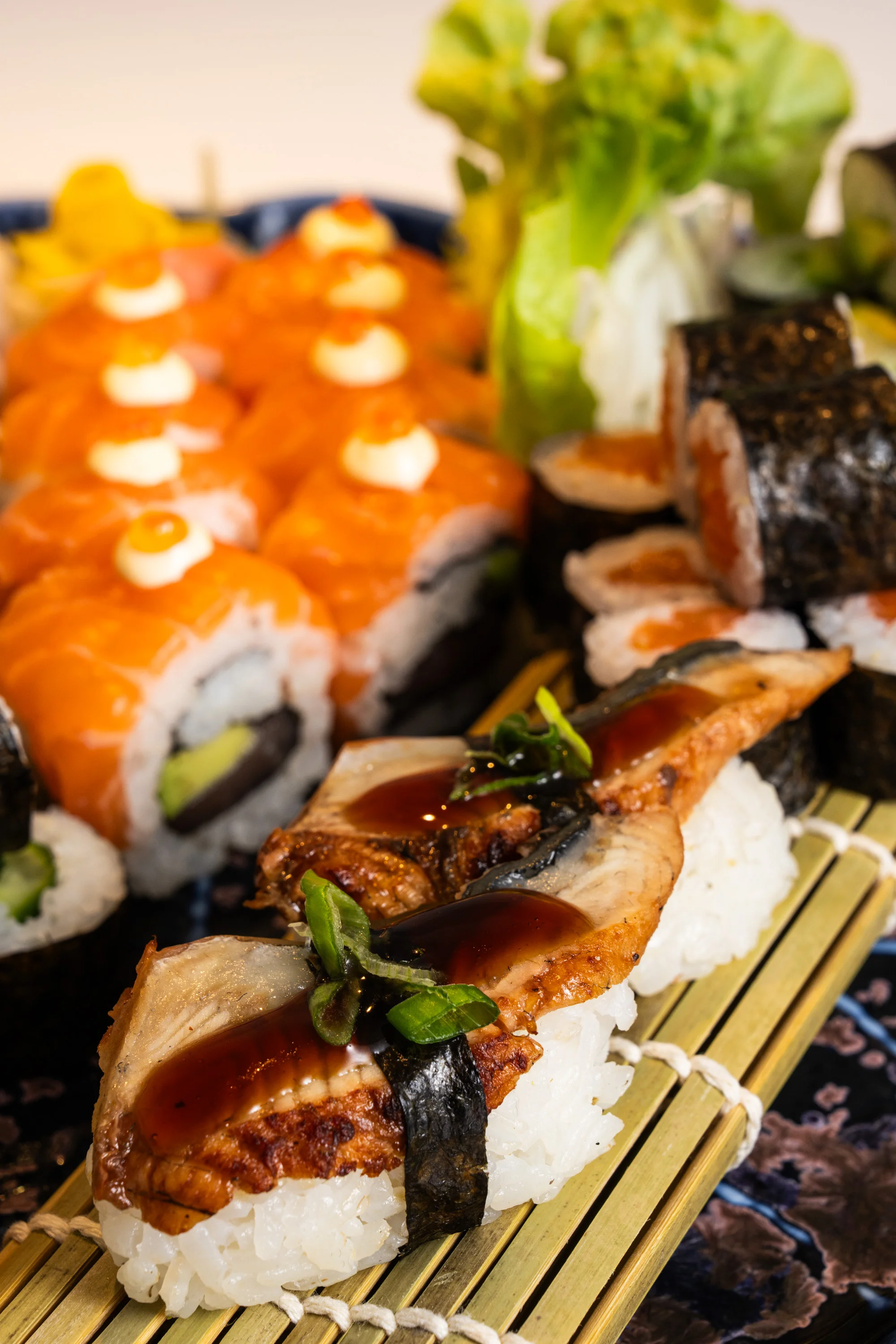 Sushi set s 50 kousky v restauraci v centru Brna: úhoř, losos, tuňák i procecco na přípitek
