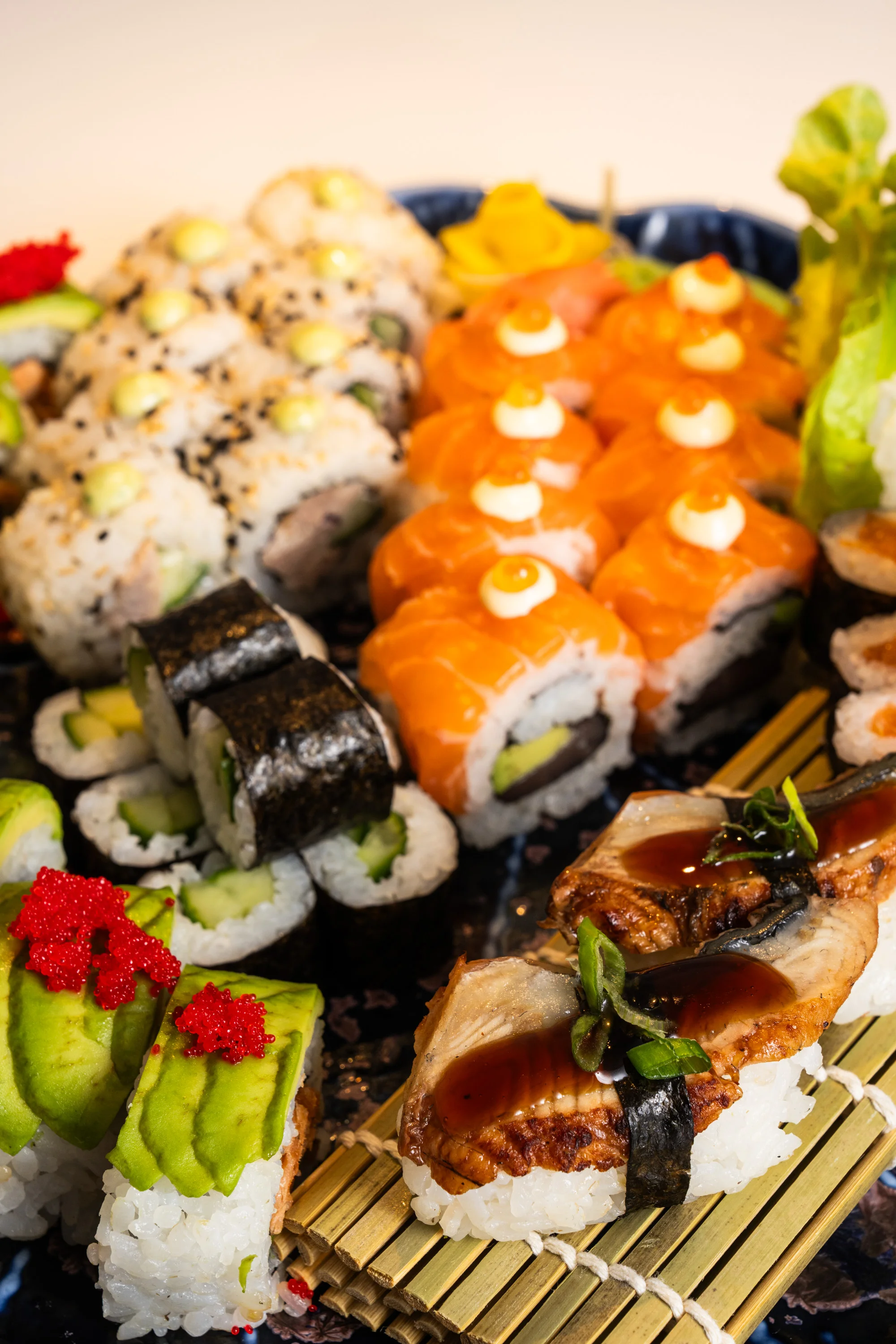 Sushi set s 50 kousky v restauraci v centru Brna: úhoř, losos, tuňák i procecco na přípitek