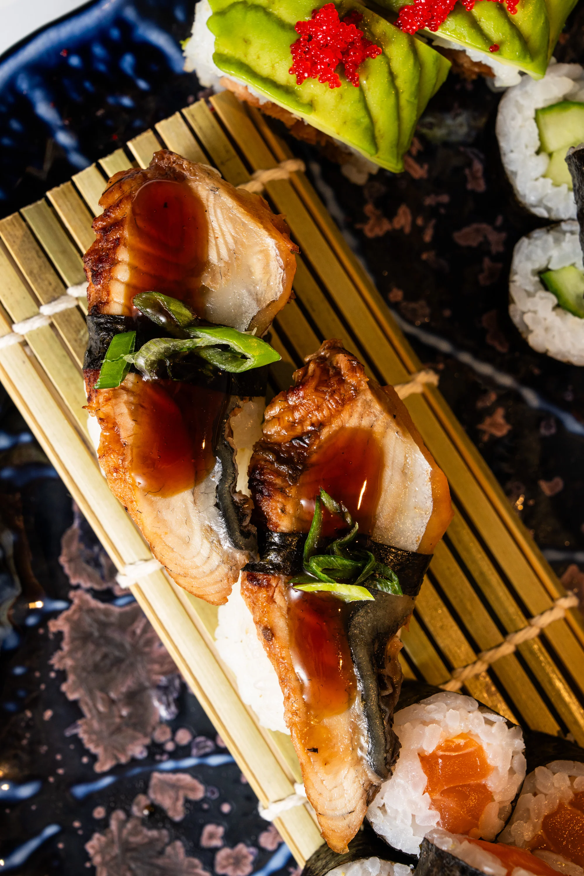 Sushi set s 50 kousky v restauraci v centru Brna: úhoř, losos, tuňák i procecco na přípitek