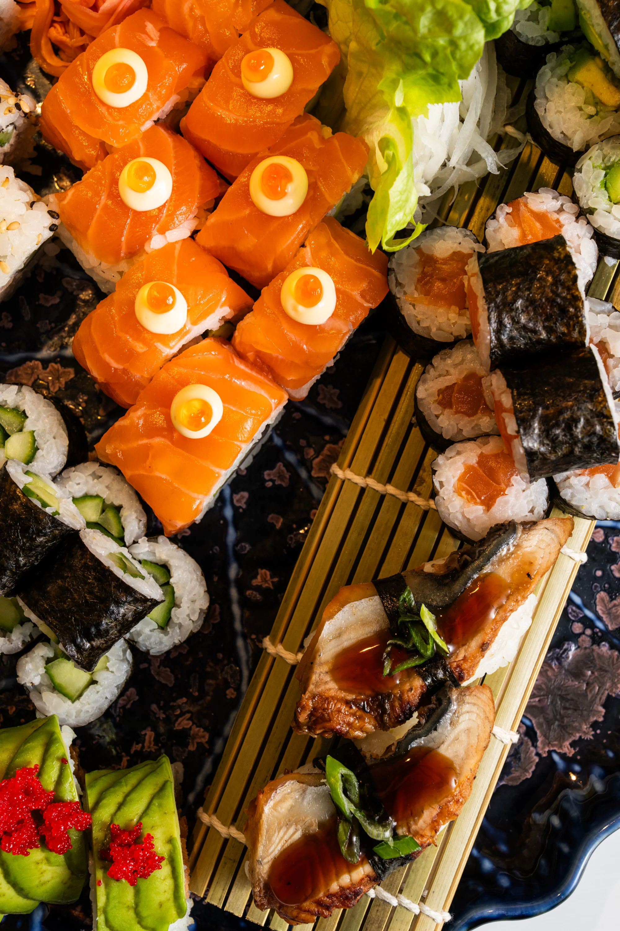 Sushi set s 50 kousky v restauraci v centru Brna: úhoř, losos, tuňák i procecco na přípitek