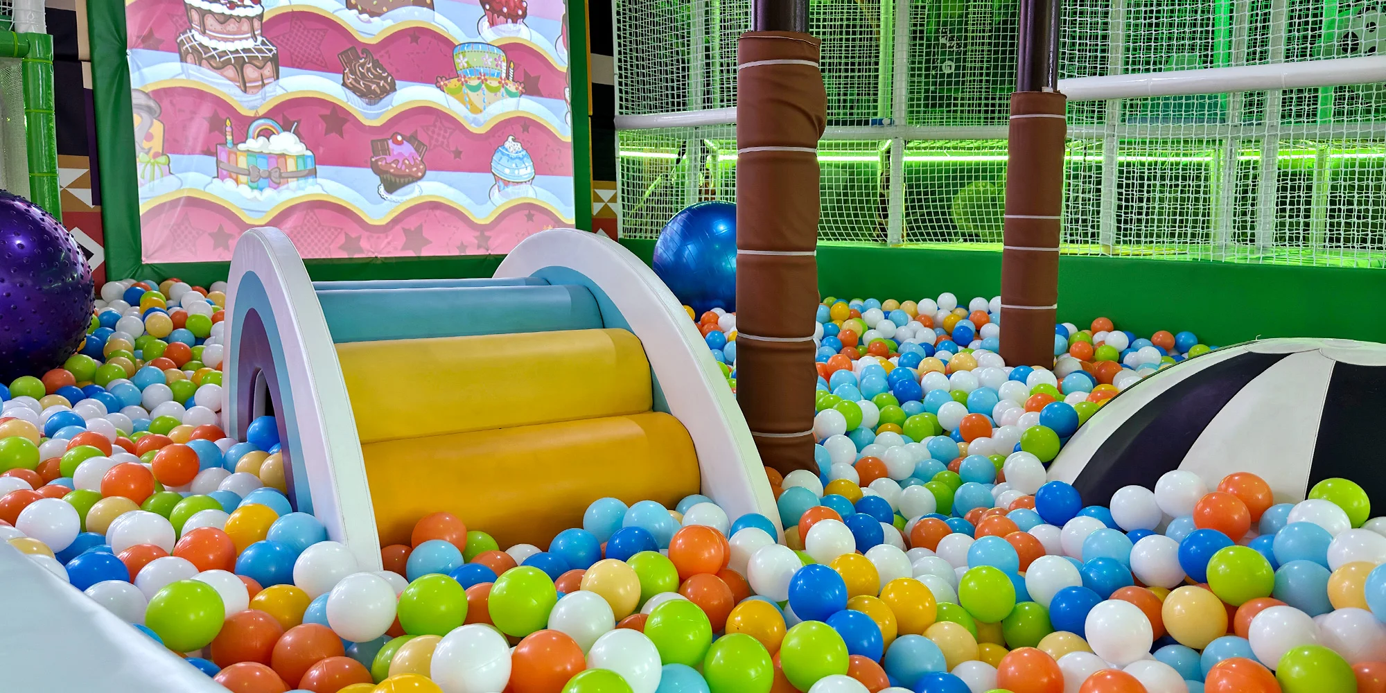 Útulné chatky u rybníka na úpatí Orlických hor pro pár i rodinu: jídlo, sauny a biotop