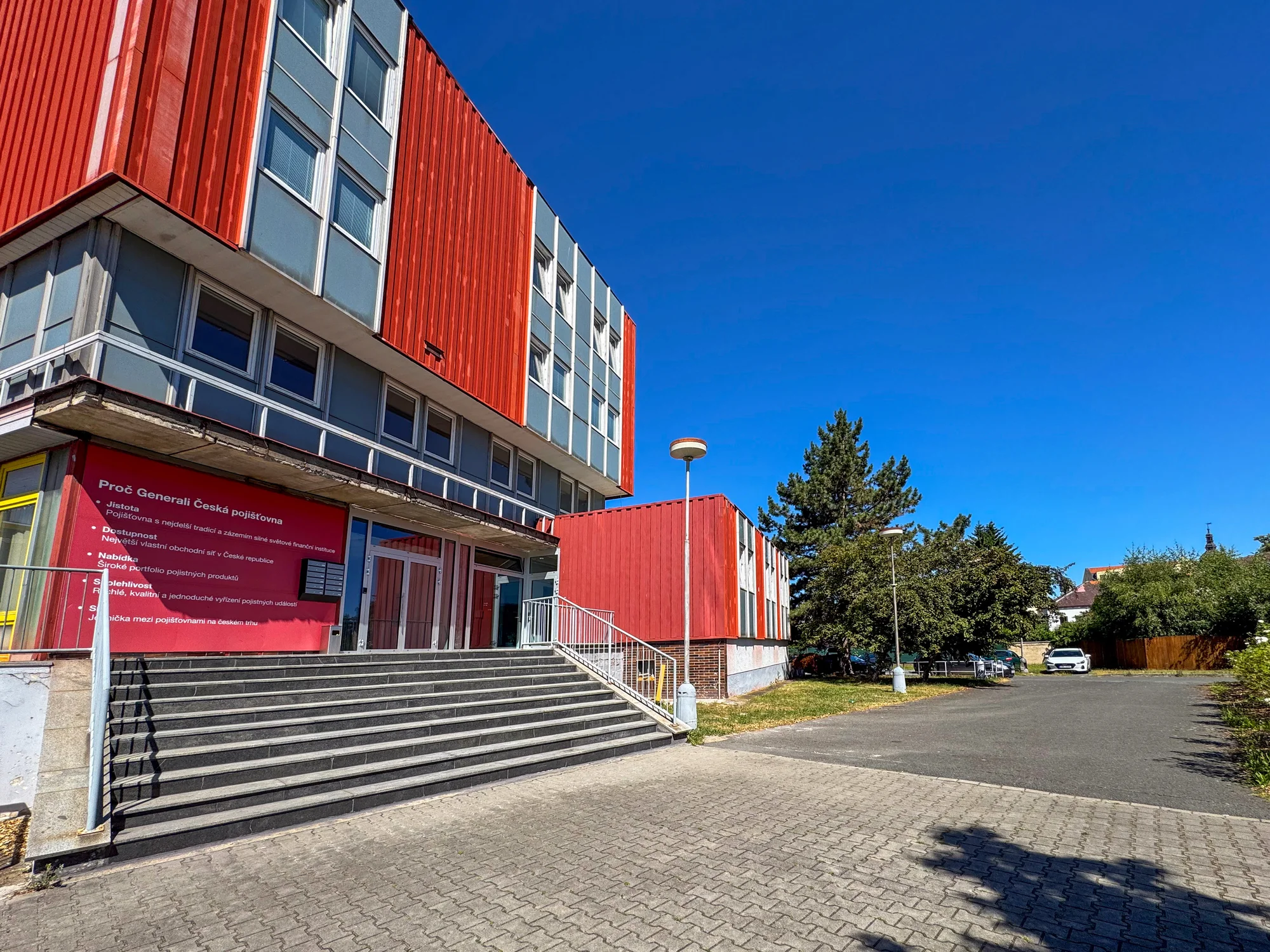 Pobyt v Klatovech v ikonické budově telekomunikace: možnost VIP prohlídky, blízko centra