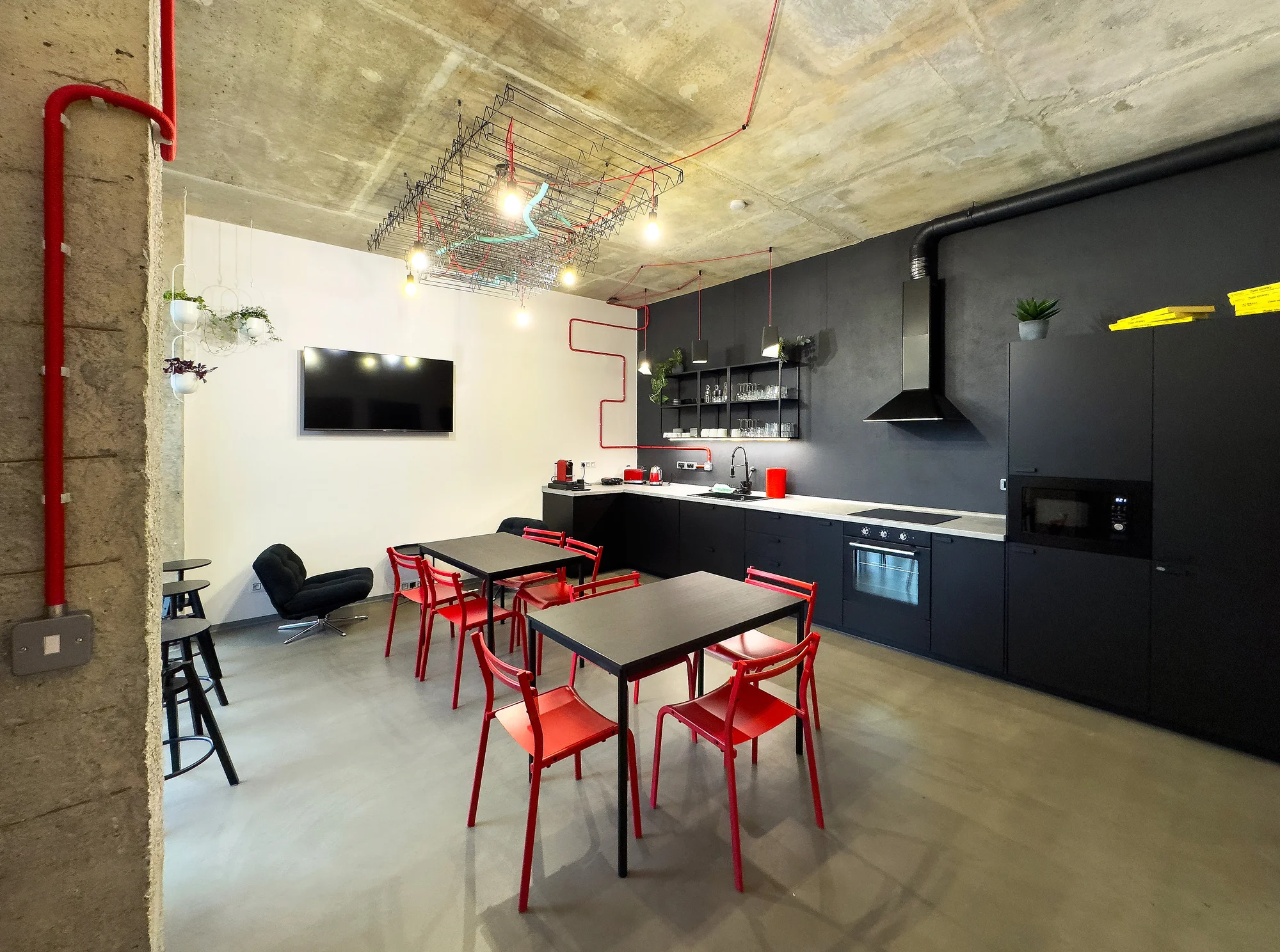 Pobyt v Klatovech v ikonické budově telekomunikace: možnost VIP prohlídky, blízko centra