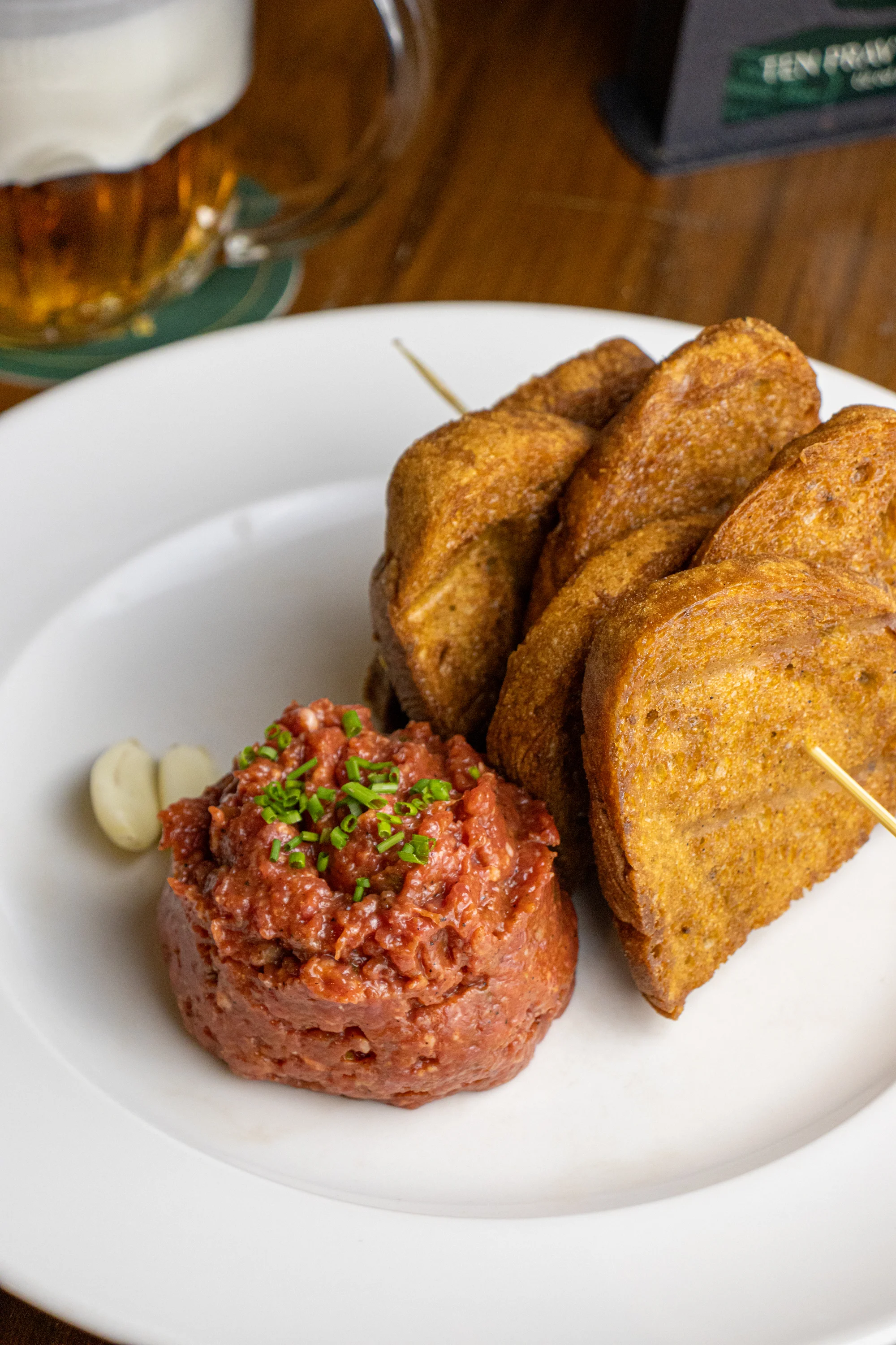 Namíchaný tatarák z falešné svíčkové a zlatavé topinky: 150 nebo 300 g