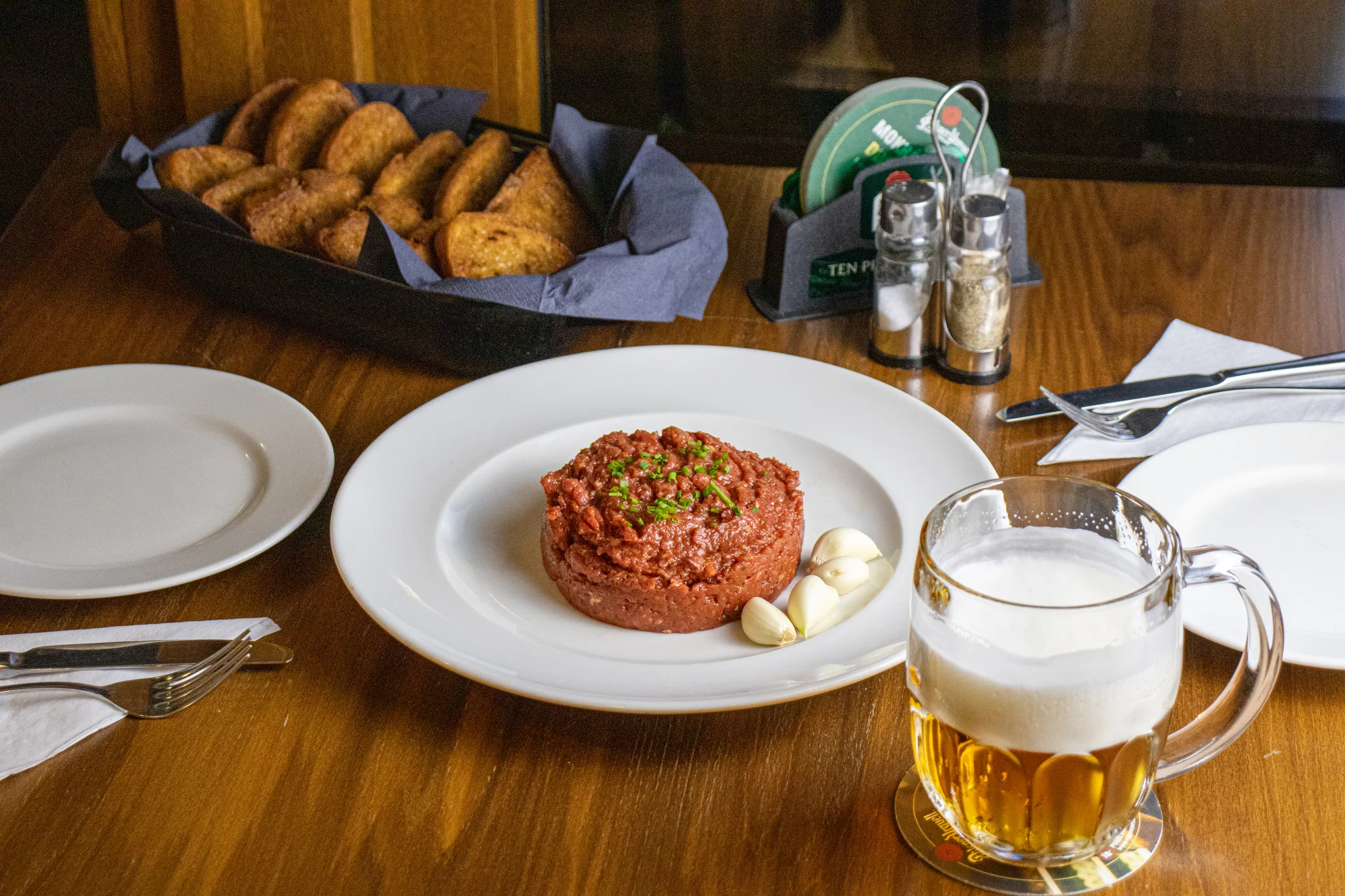 Namíchaný tatarák z falešné svíčkové a zlatavé topinky: 150 nebo 300 g