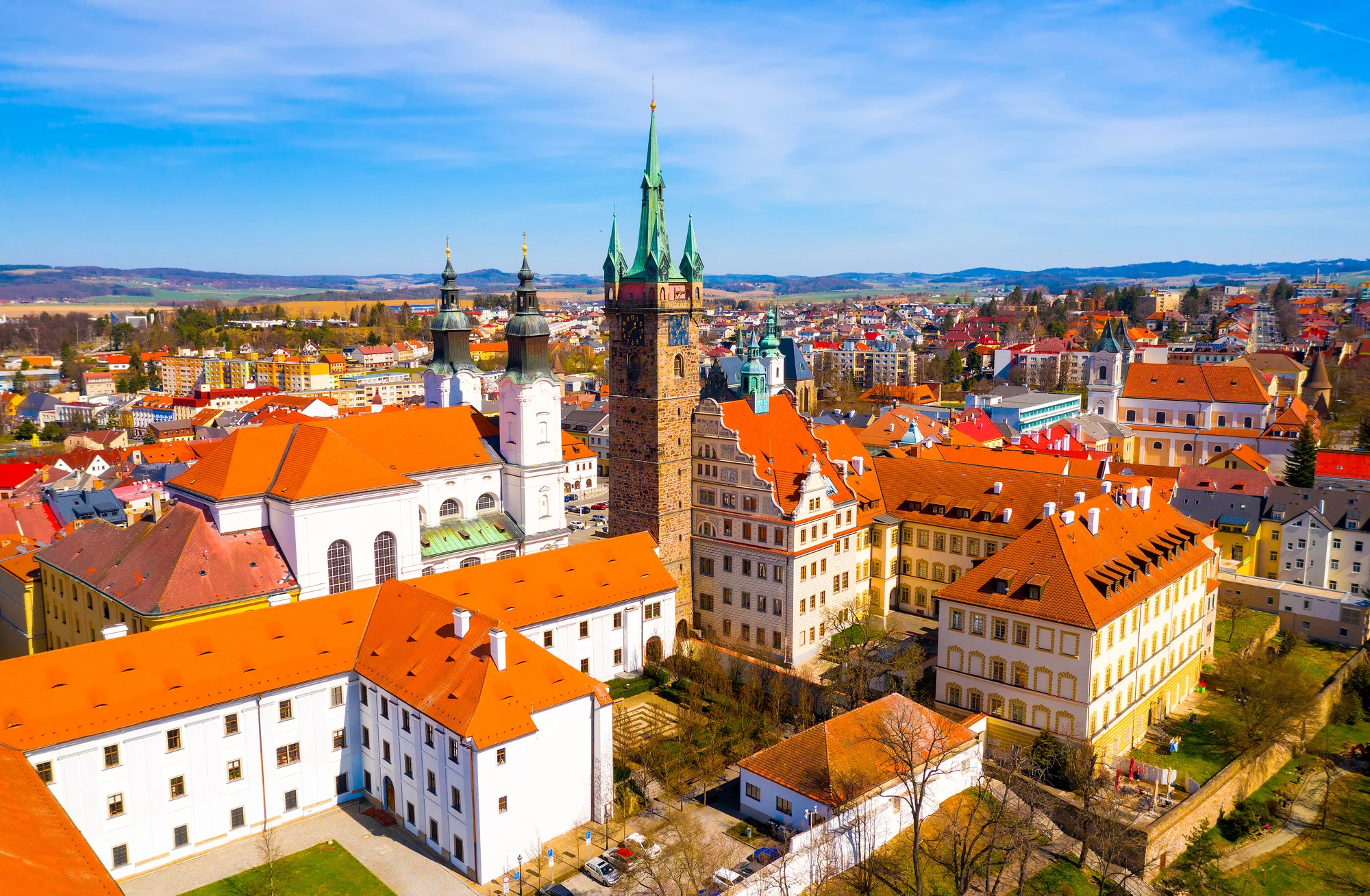 Pobyt v Klatovech v ikonické budově telekomunikace: možnost VIP prohlídky, blízko centra