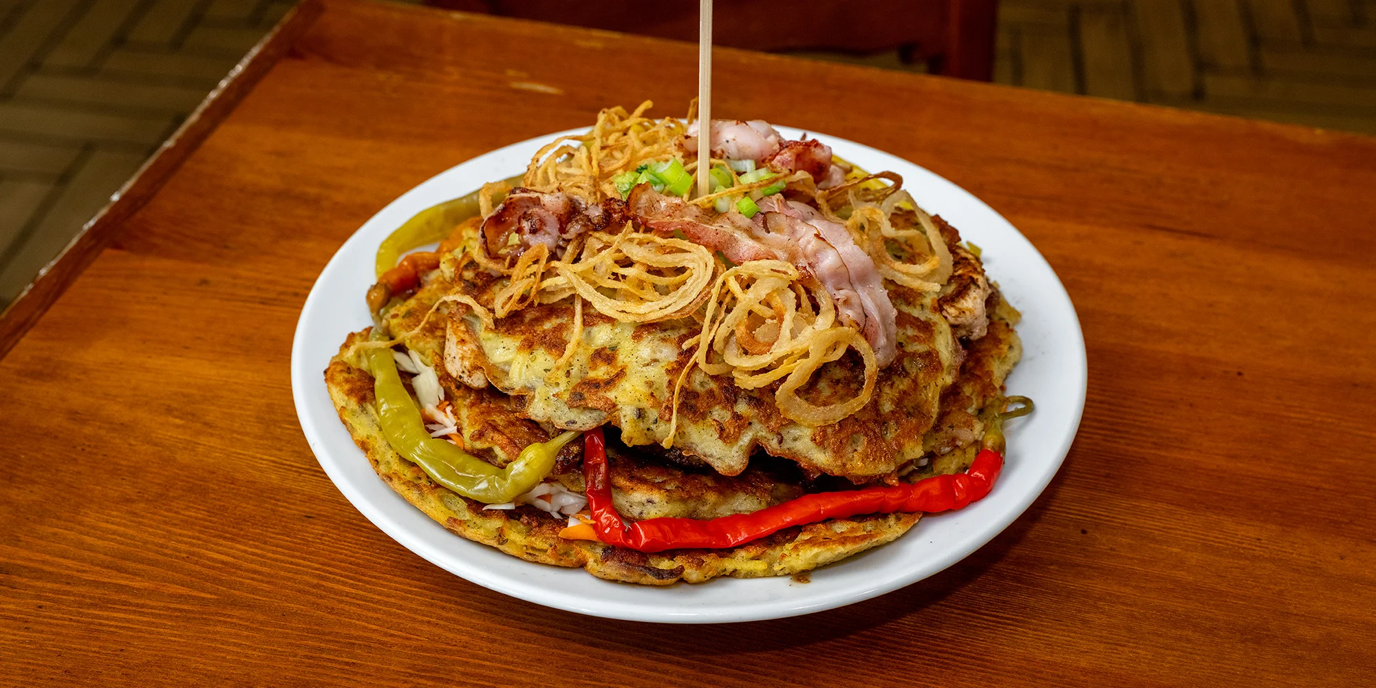 Kilový XXL bramburger s kuřecím a vepřovým masem pro 2–4 osoby