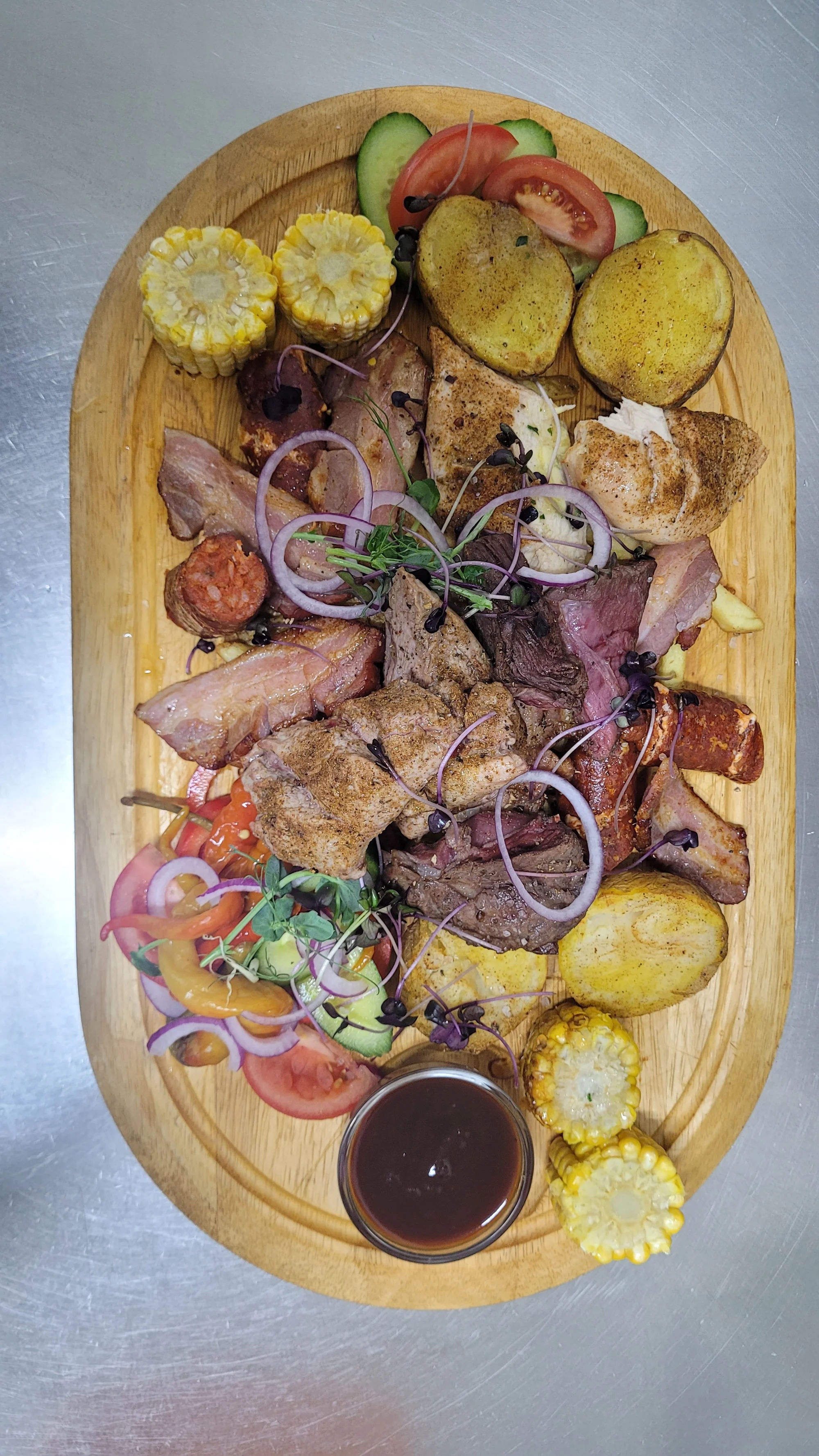 Masové prkno pro 2 osoby: vepřové, hovězí i kuře, hranolky a kukuřice