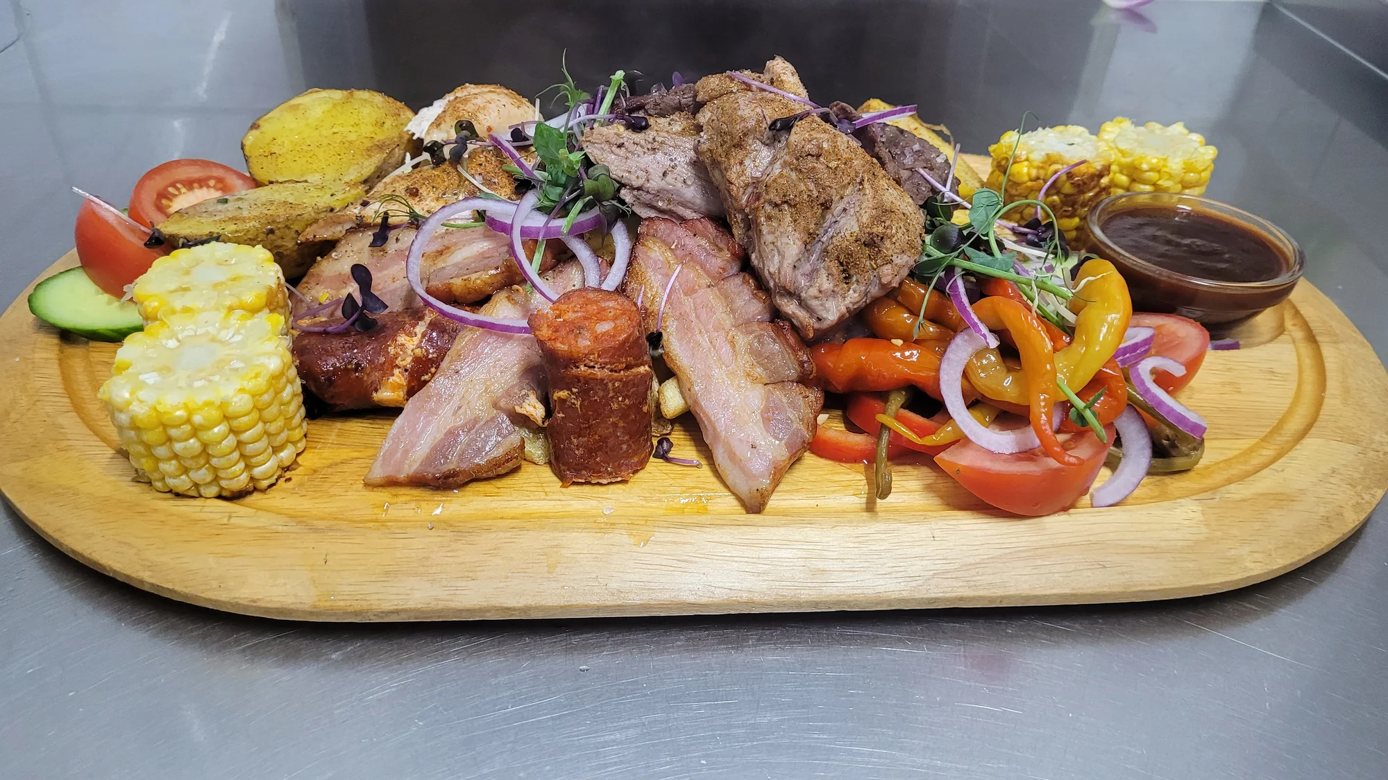 Masové prkno pro 2 osoby: vepřové, hovězí i kuře, hranolky a kukuřice