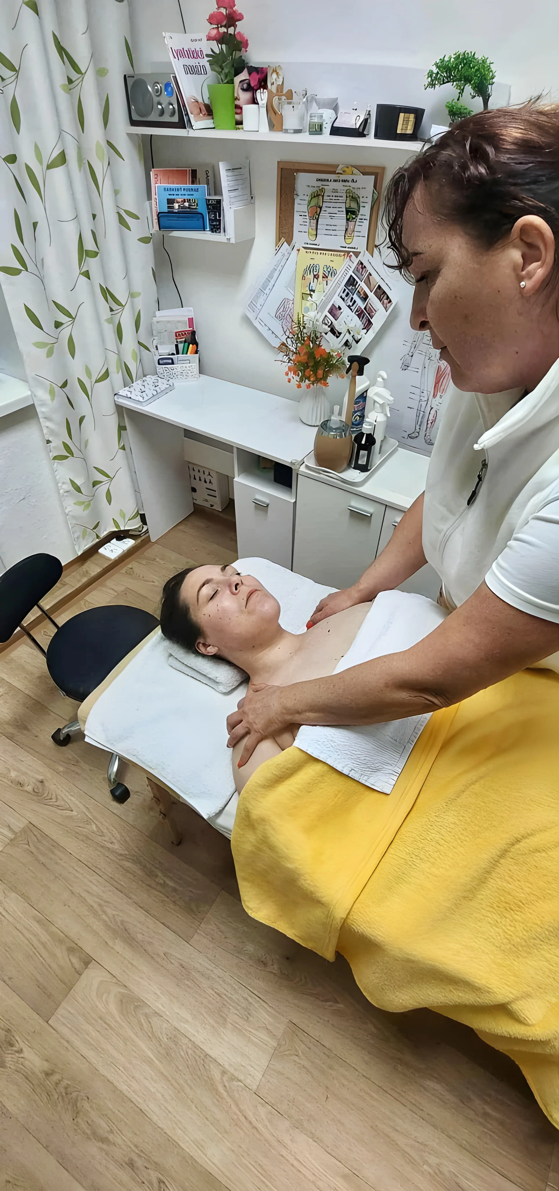 Rozjasnění a omlazení pleti: lymfatická masáž dekoltu, krku a obličeje na 50 minut