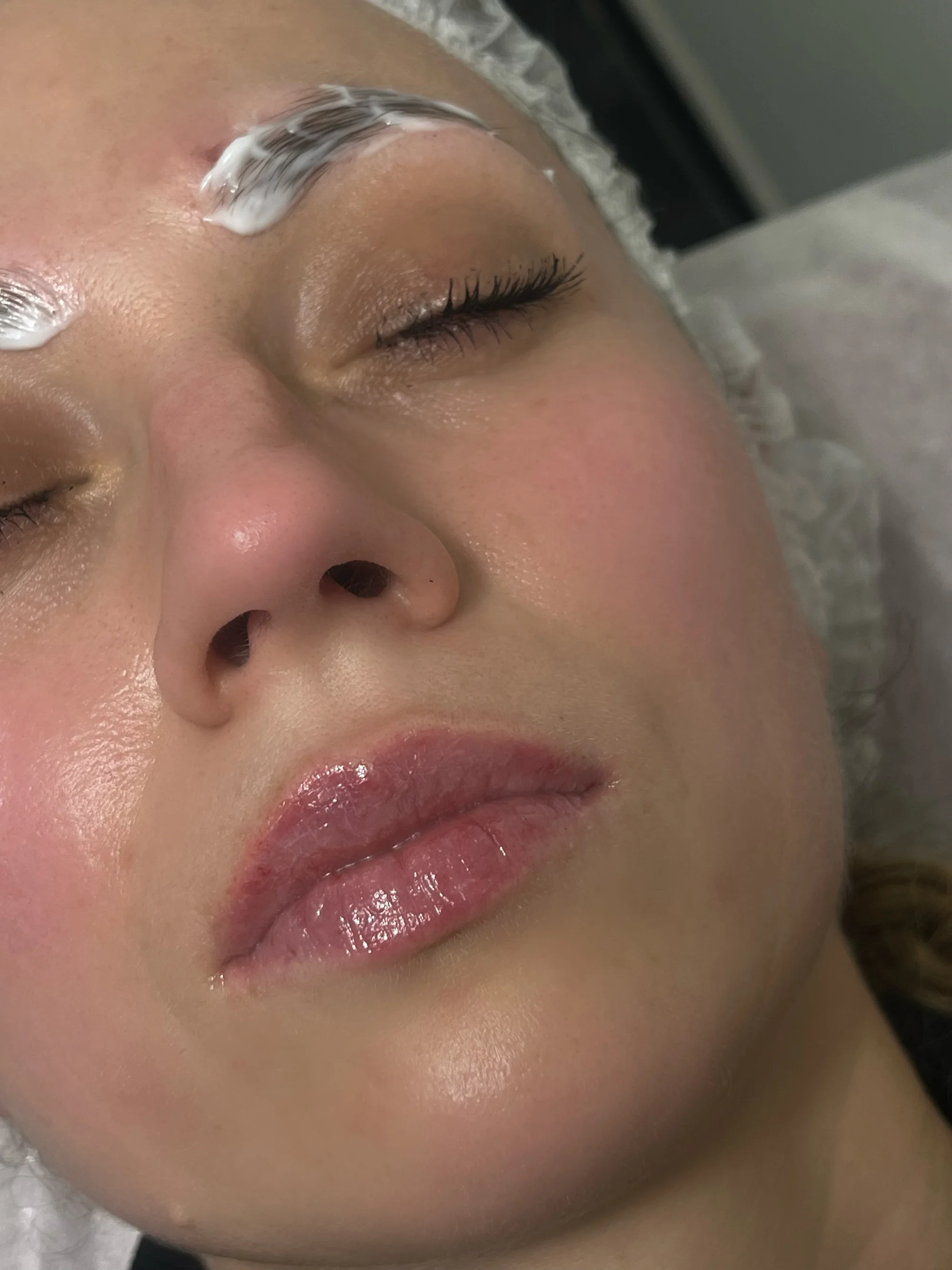 Laminace řas či obočí, hloubkové čištění pleti i péče za použití galvanické žehličky