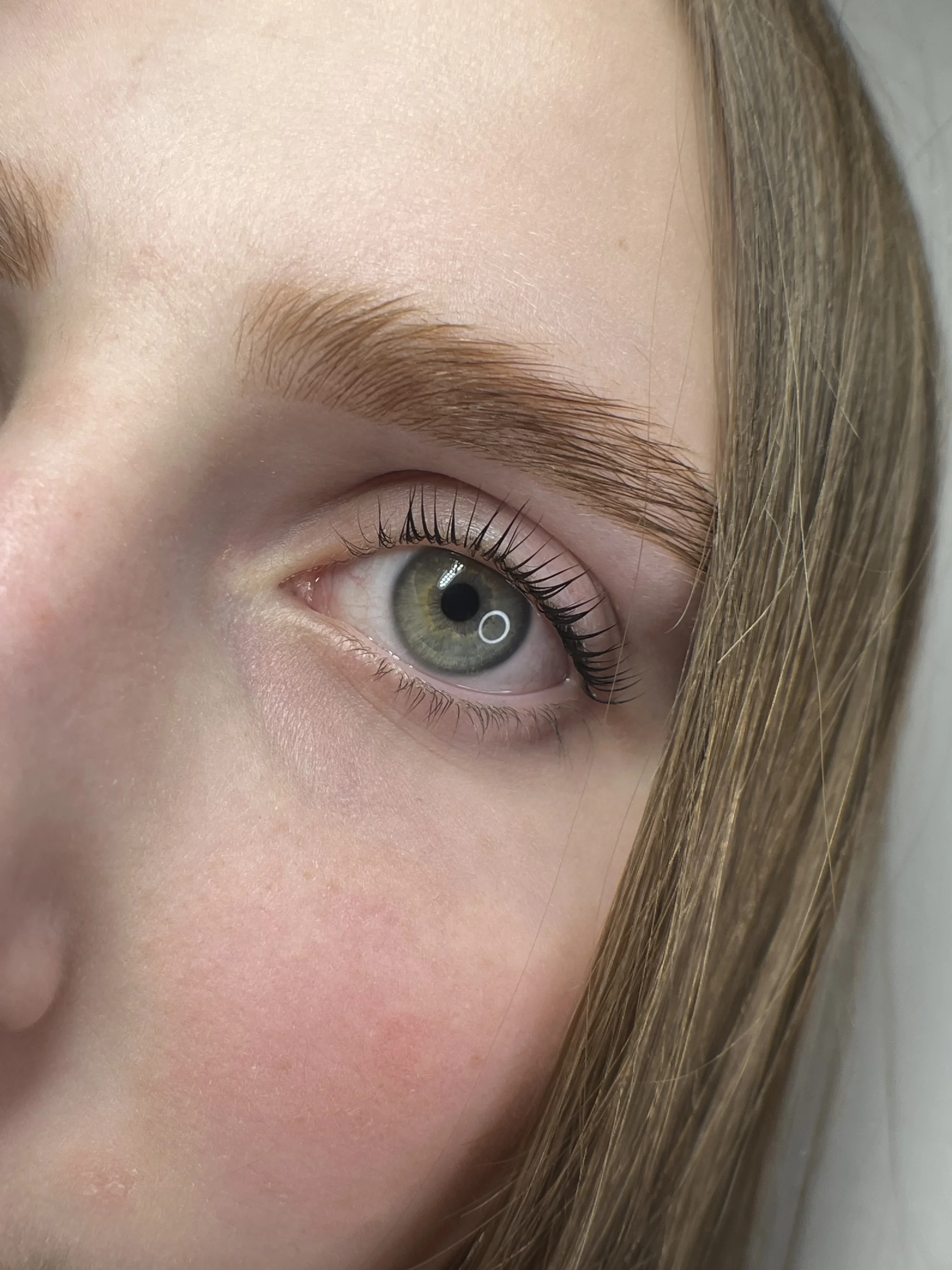 Laminace řas či obočí, hloubkové čištění pleti i péče za použití galvanické žehličky