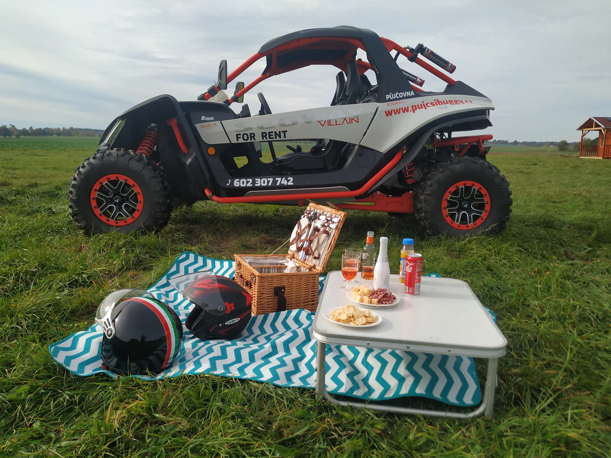 Zažijte s parťákem pořádnou jízdu: zapůjčení dvoumístné buggy na 1-6 hodin i piknikový koš