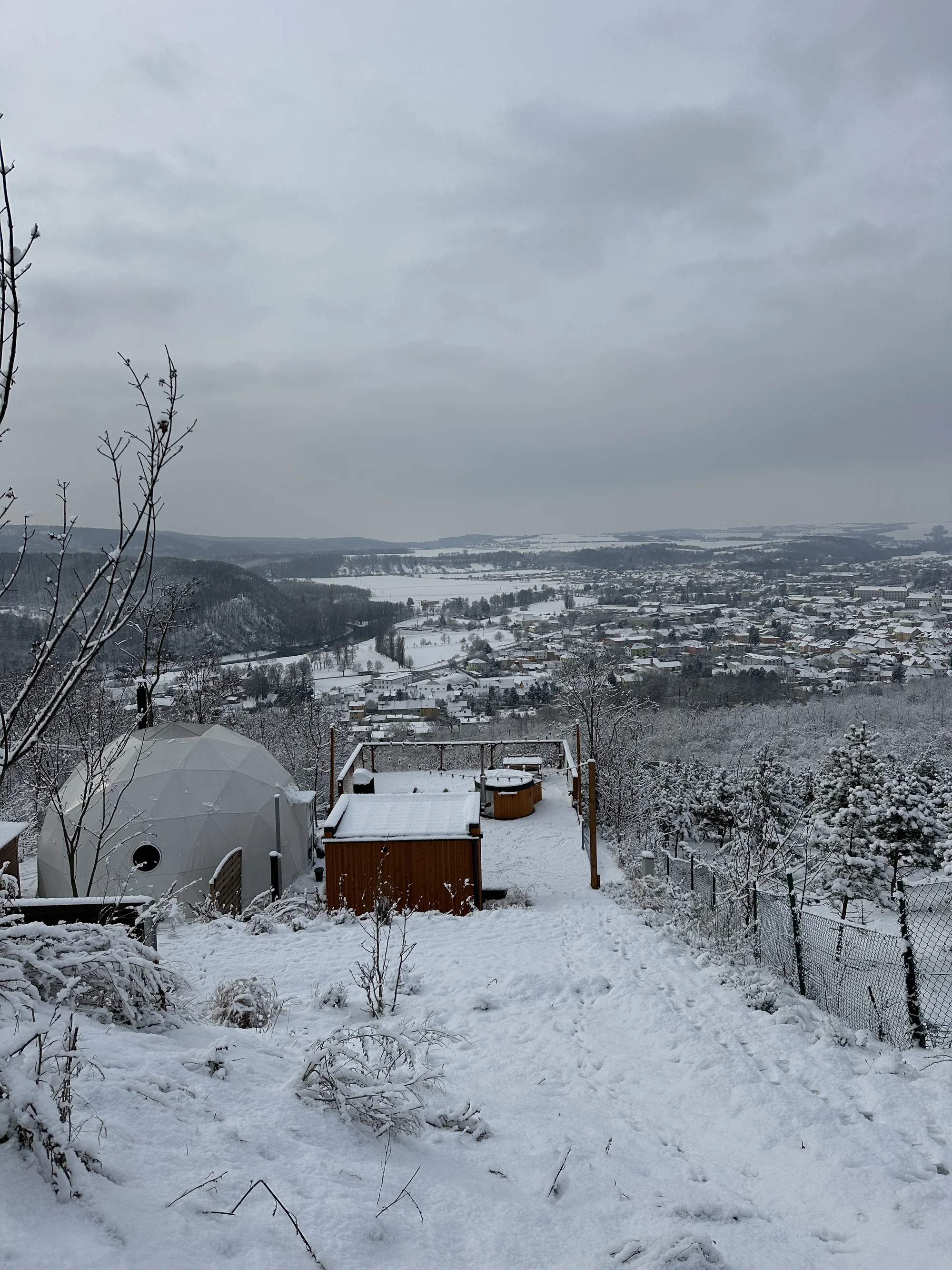 Glamping na samotě: luxusní stan s kuchyní i koupelnou a venkovní vířivka