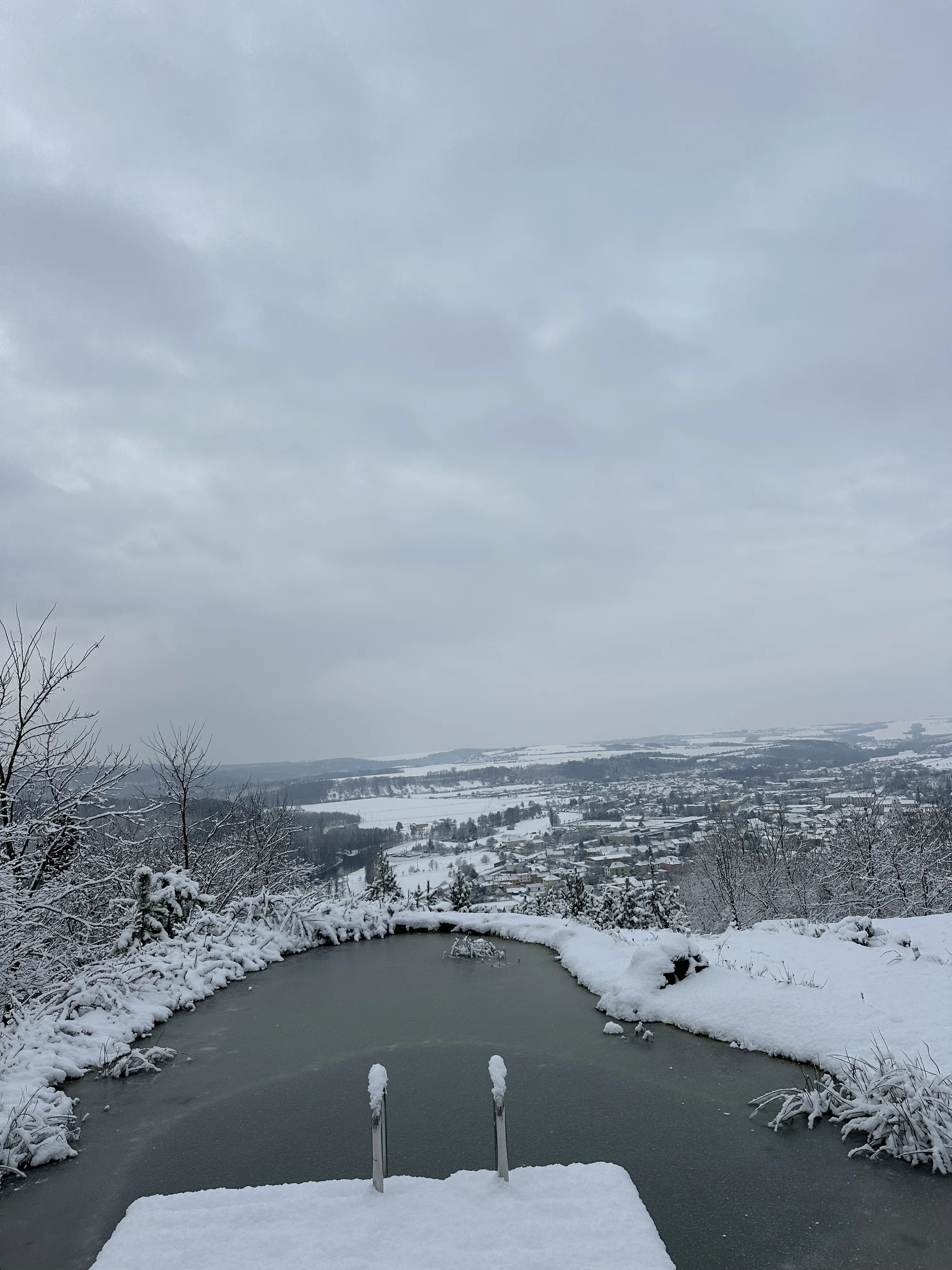 Pobyt ve vybavené maringotce s vířivkou, saunou a koupacím jezírkem