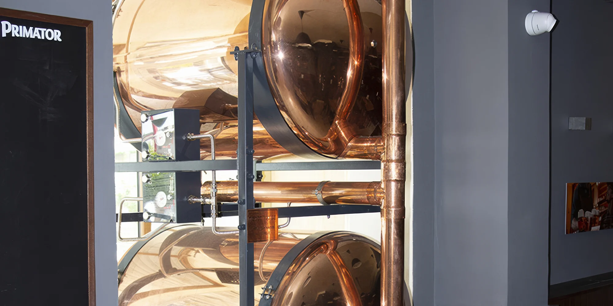 Hostina pro milovníky vepřového: pečené koleno nebo žebra a tankové pivo pro 2 osoby