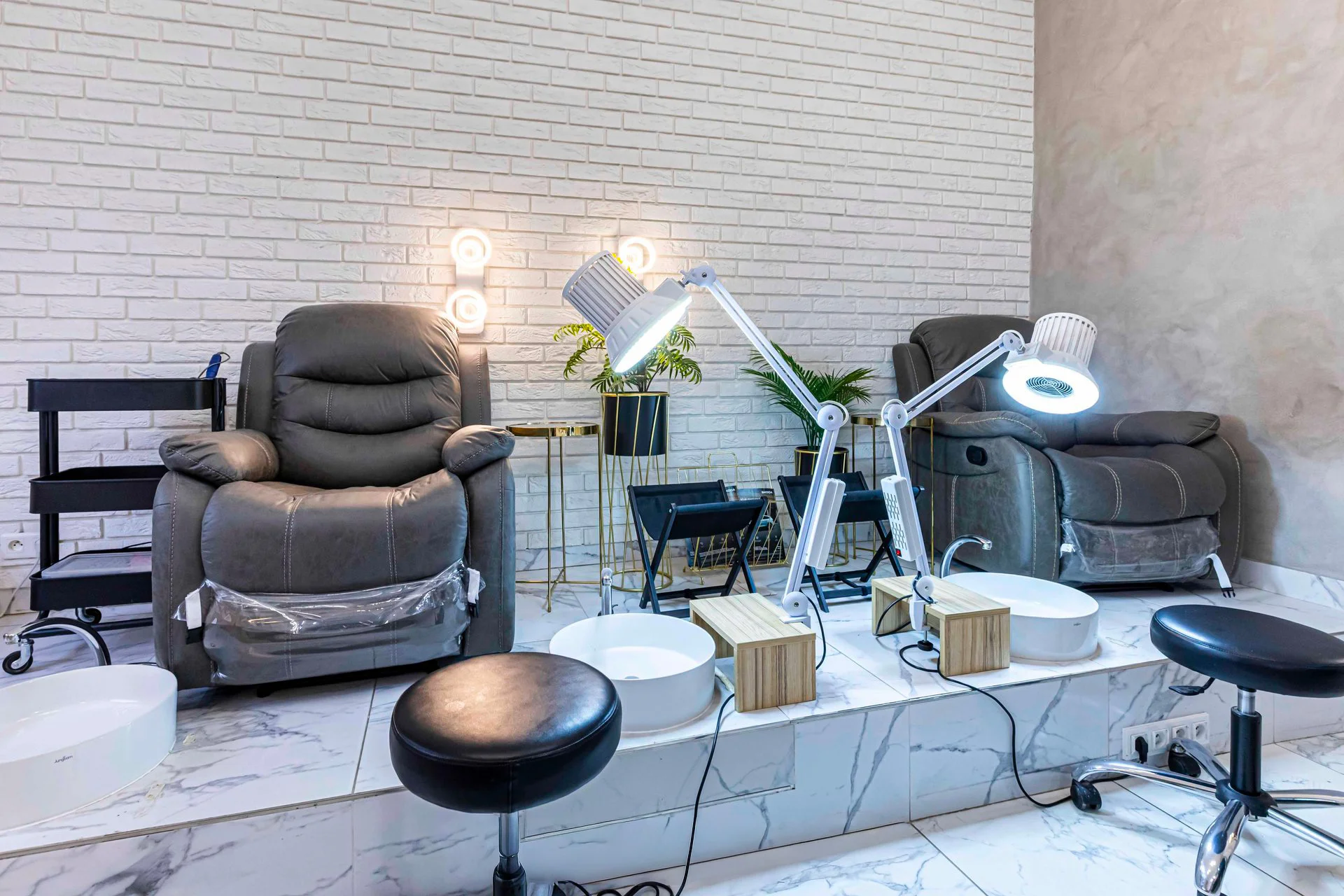 Pedikúra v beauty salonu v Libni: bez lakování, s gel lakem nebo pánská