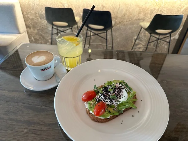 Snídaňové menu pro 1 až 2 osoby: avokádový sendvič nebo turecká vejce včetně nápojů