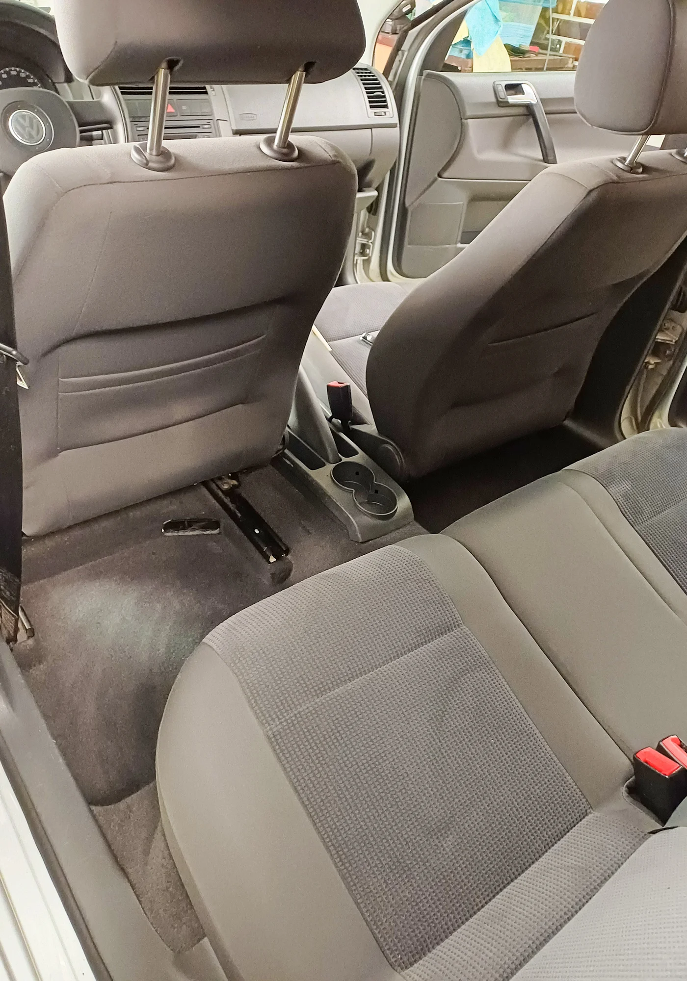 Vyčištěno do posledního smítka: detailing interiéru vašeho auta od vysátí po čištění parou