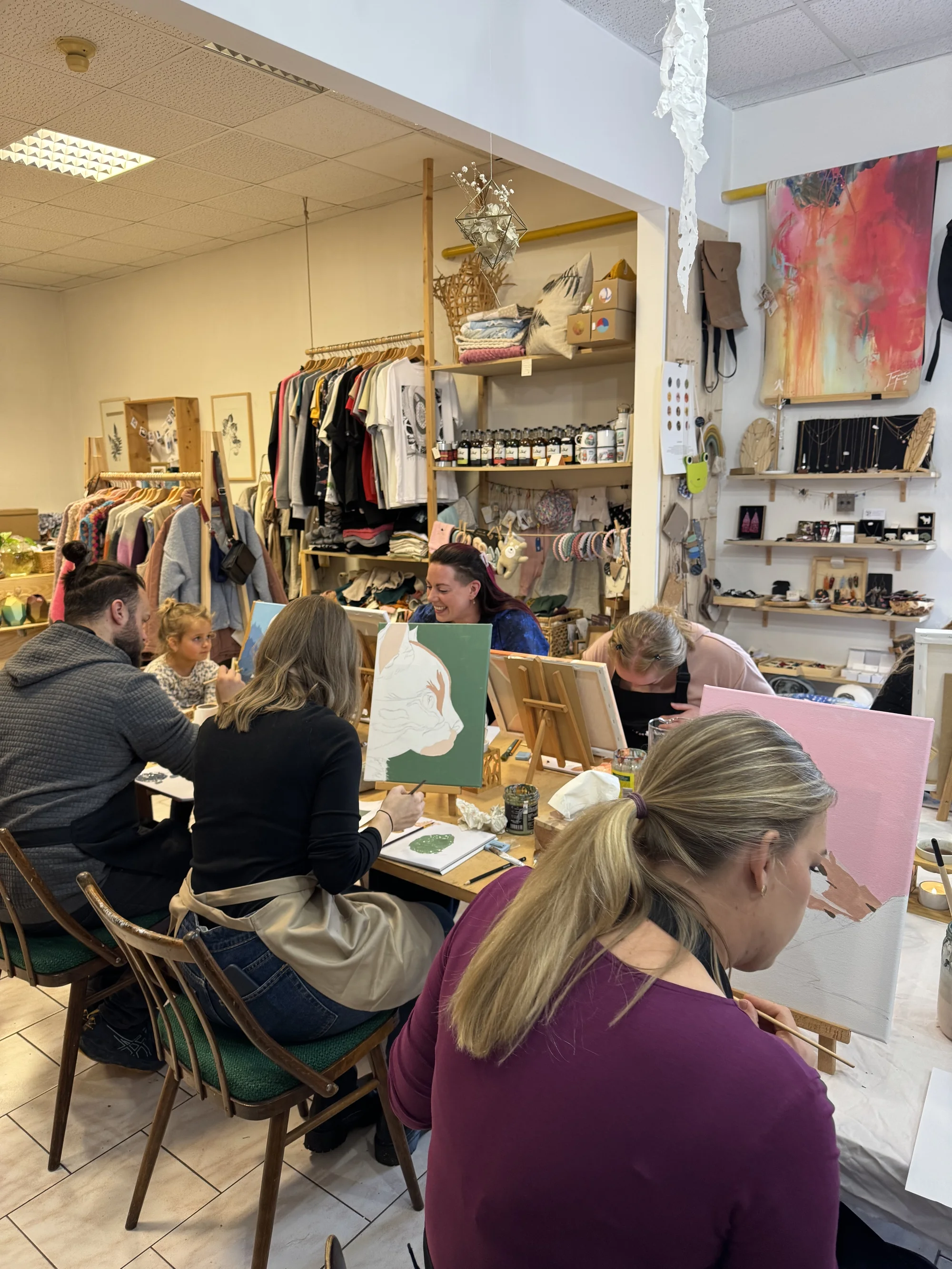 Kreativní dárek: kurz zážitkového malování akrylem v centru Liberce