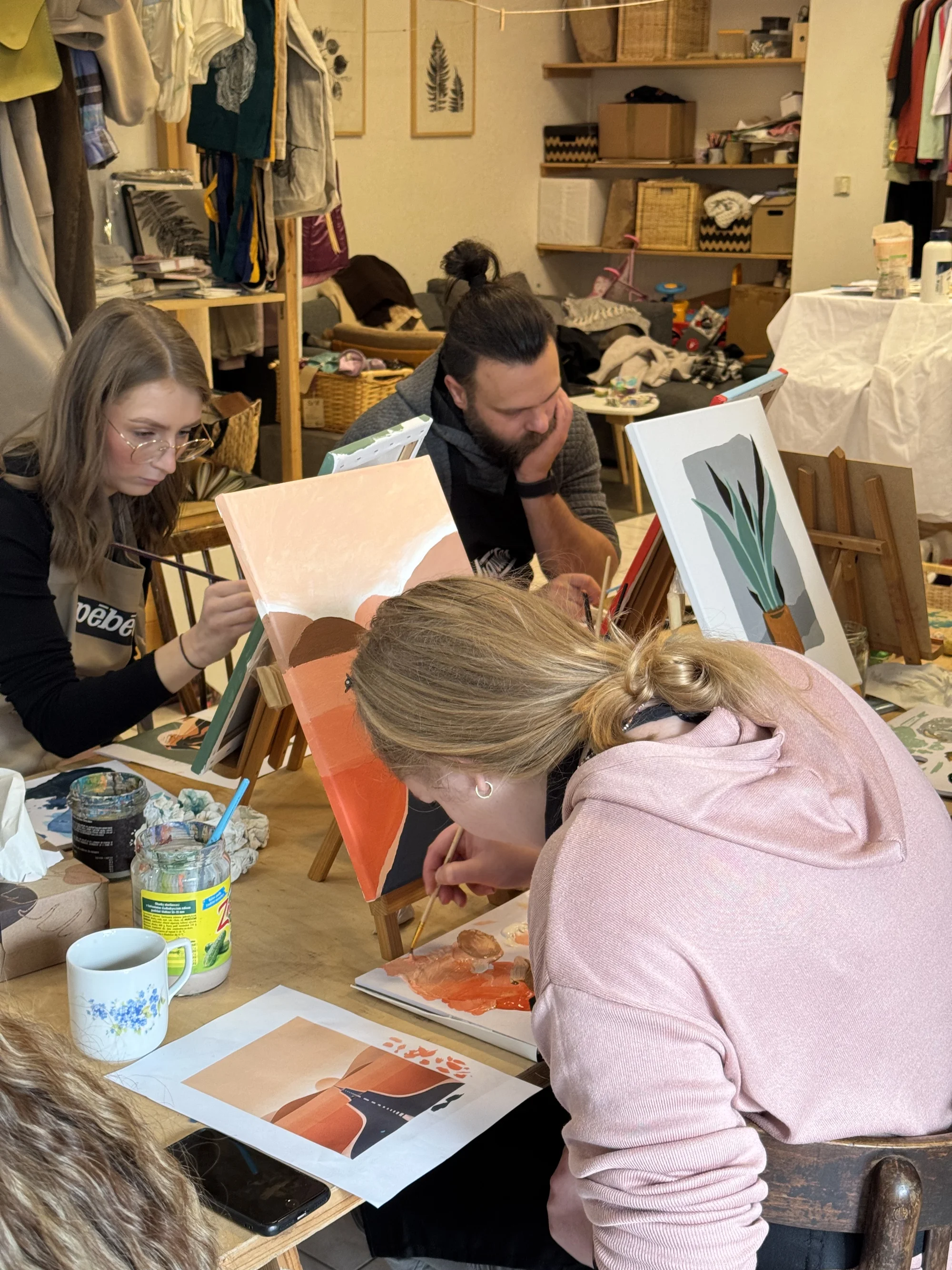 Kreativní dárek: kurz zážitkového malování akrylem v centru Liberce