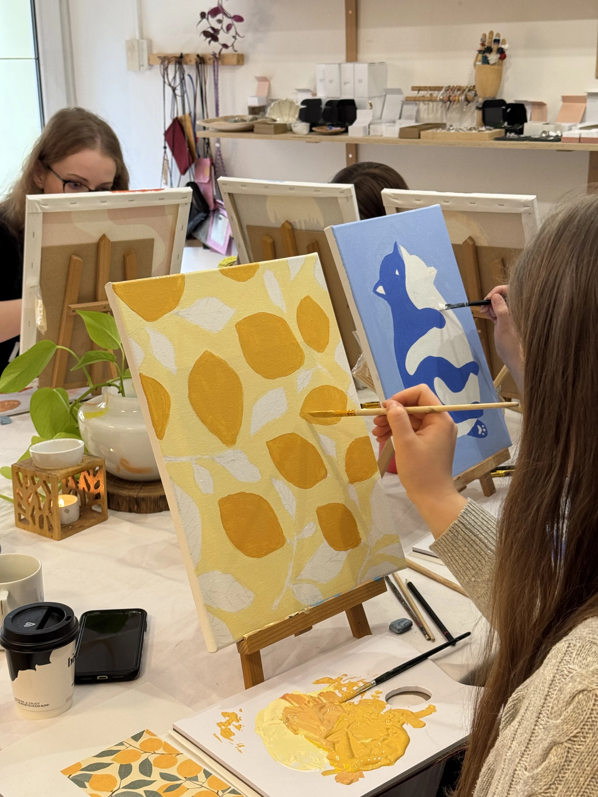 Kreativní dárek: kurz zážitkového malování akrylem v centru Liberce