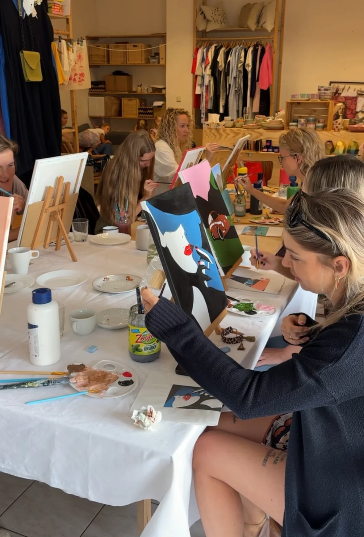 Kreativní dárek: kurz zážitkového malování akrylem v centru Liberce