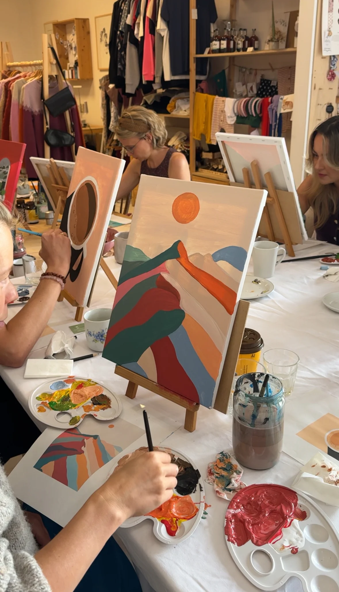 Kreativní dárek: kurz zážitkového malování akrylem v centru Liberce