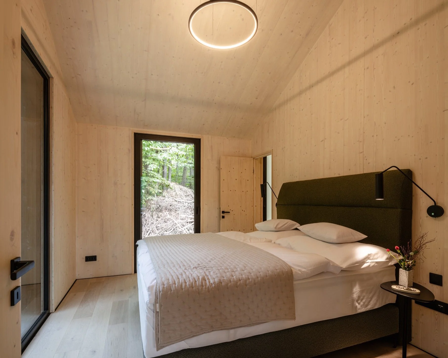 Luxusní chalet uprostřed lesa nedaleko Ostřihomi, polopenze i soukromý wellness