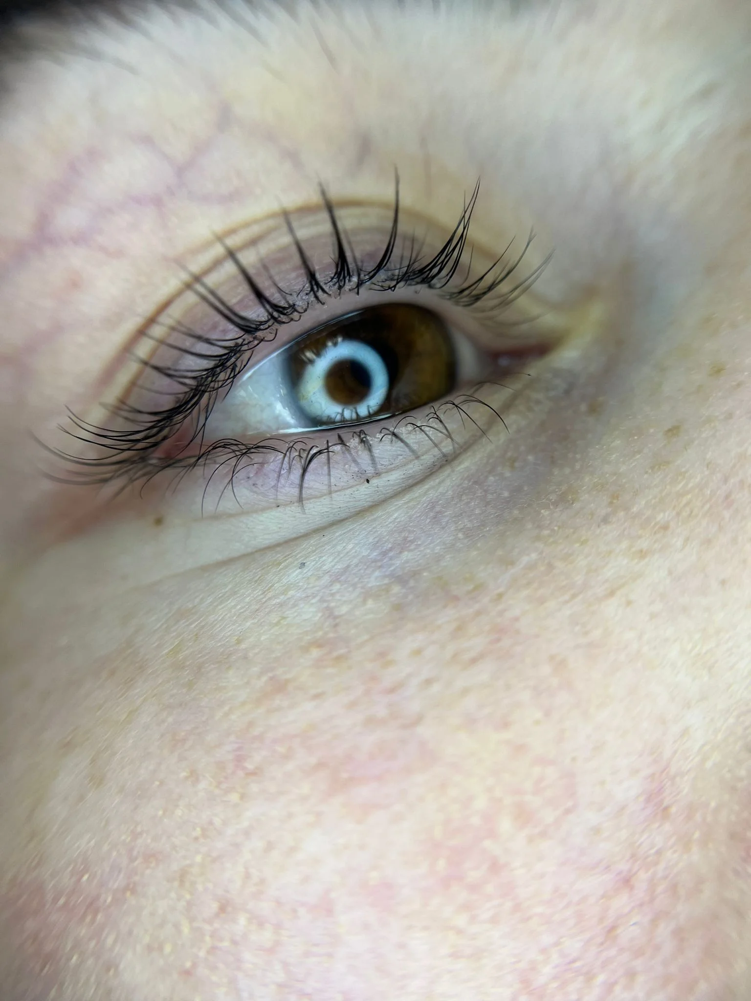 Kompletní péče o vaše obočí a řasy: úprava i barvení, salon na Vinohradech