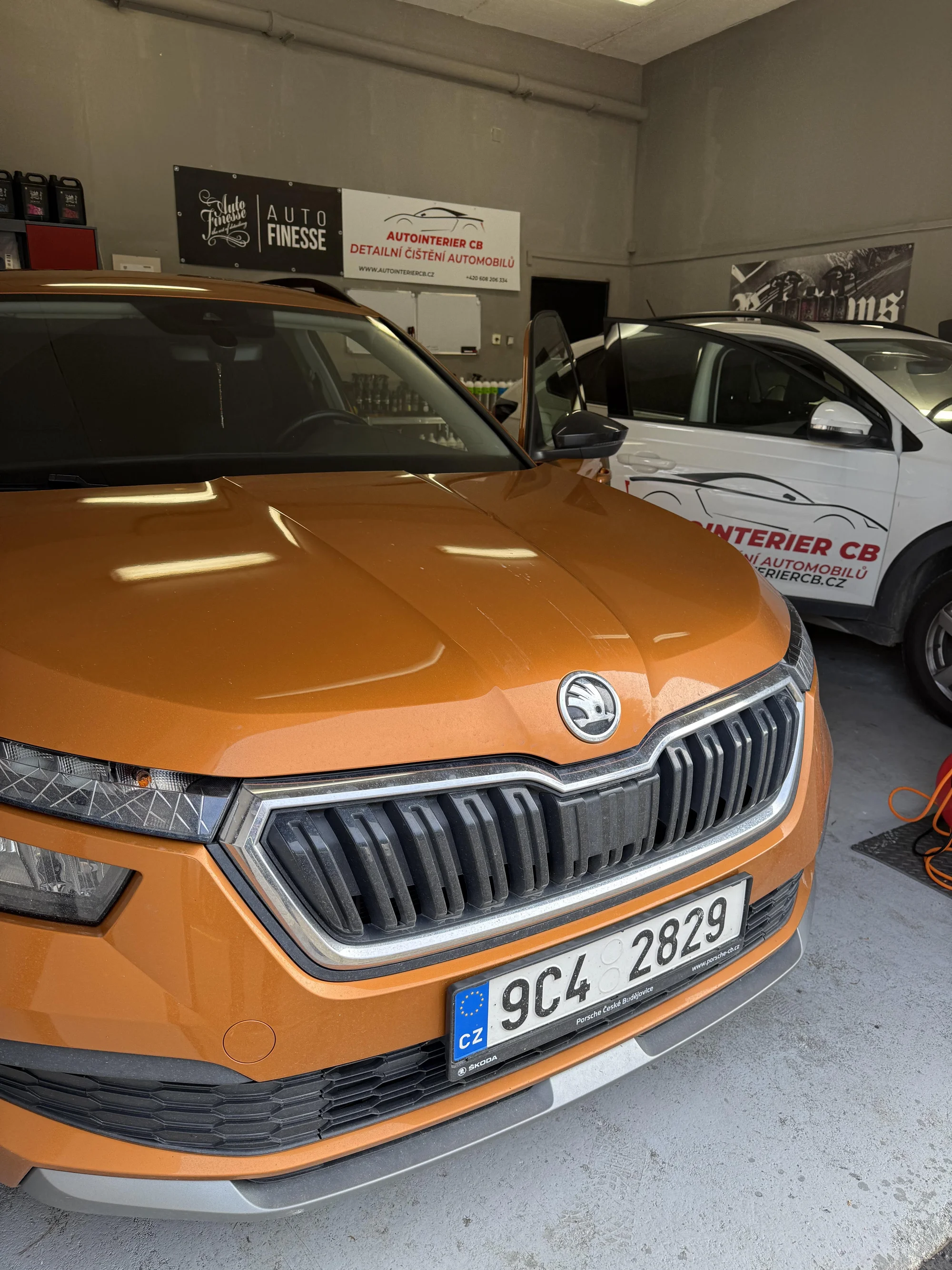 Detailní čištění interiéru i exteriéru vozu včetně ochrany laku keramickým sealantem