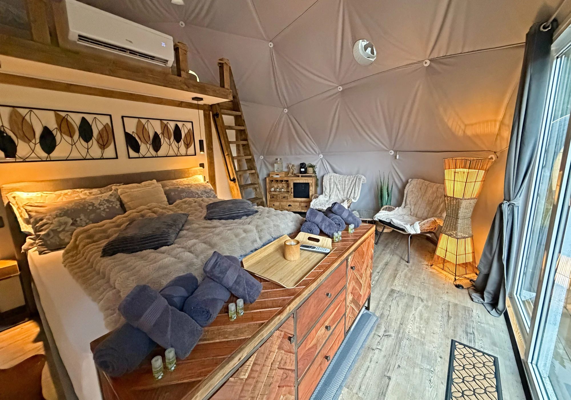 Luxusní glampingová kupole na východě Čech se saunou a vířivkou i snídaní