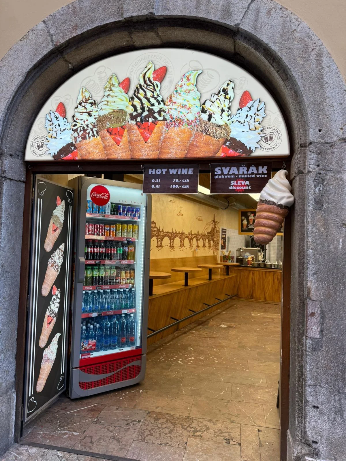 Voňavá pochoutka v centru Prahy: sladký trdelník i káva pro jednoho či pár