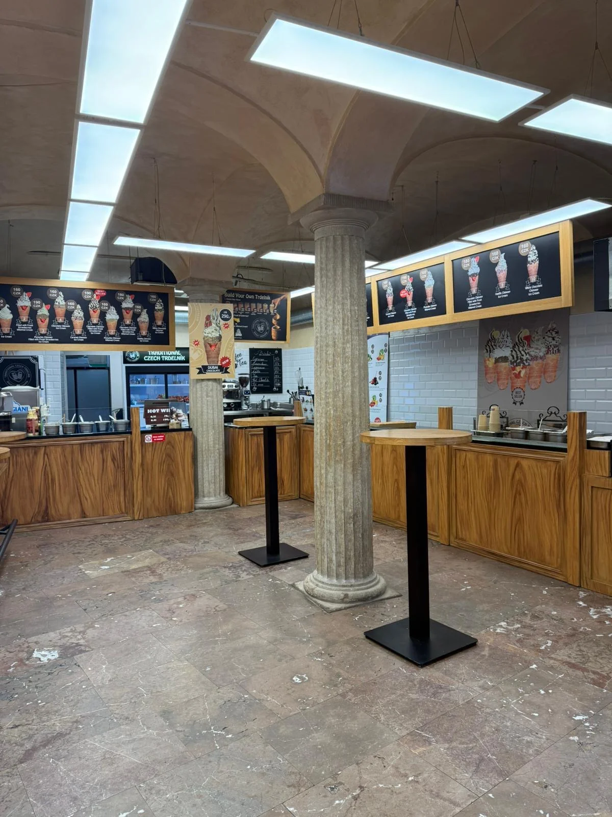 Voňavá pochoutka v centru Prahy: sladký trdelník i káva pro jednoho či pár