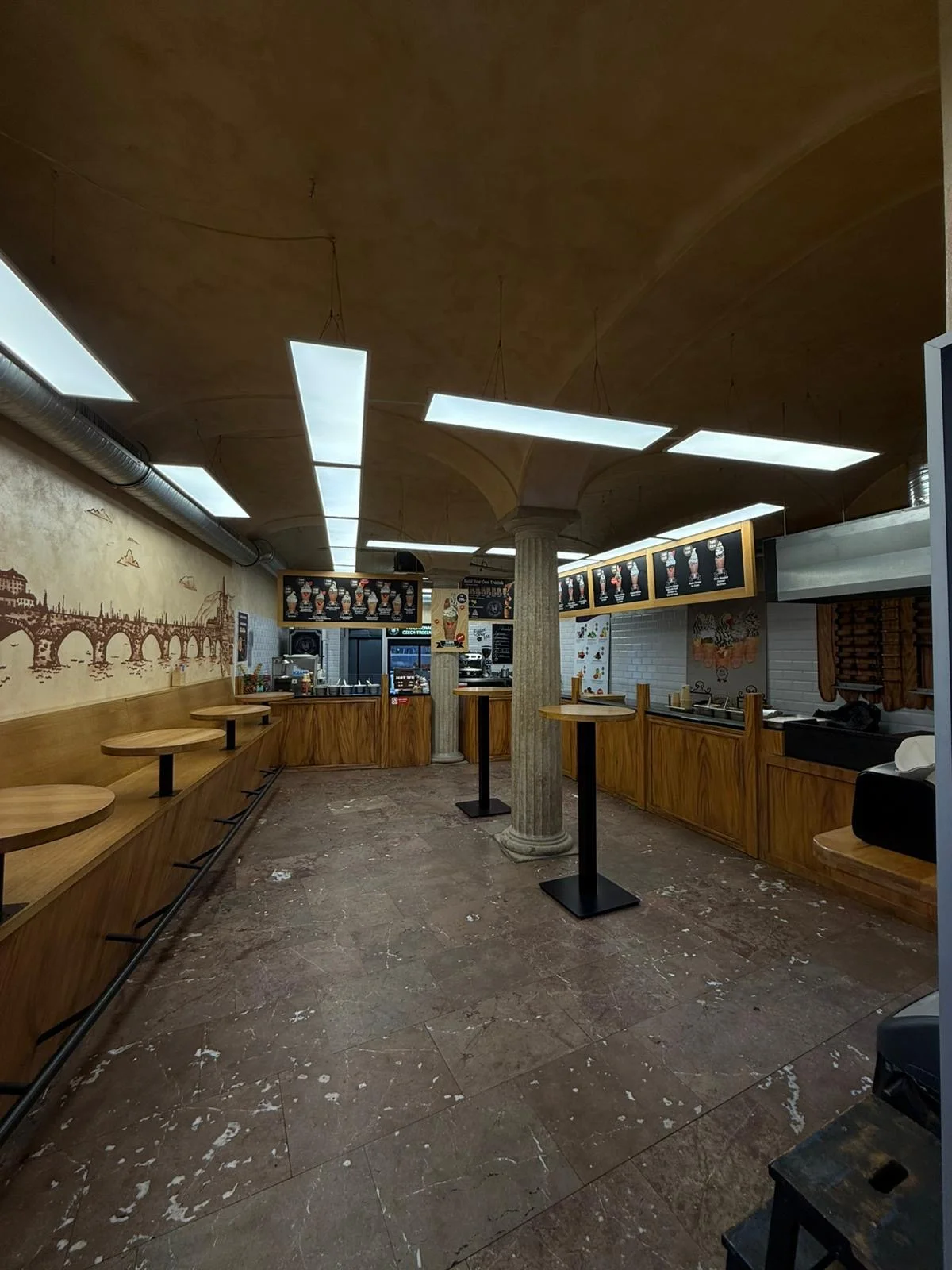 Voňavá pochoutka v centru Prahy: sladký trdelník i káva pro jednoho či pár