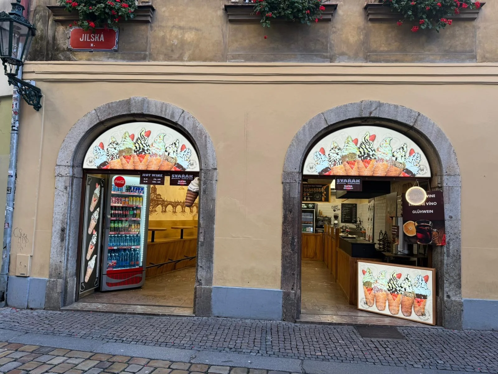 Voňavá pochoutka v centru Prahy: sladký trdelník i káva pro jednoho či pár