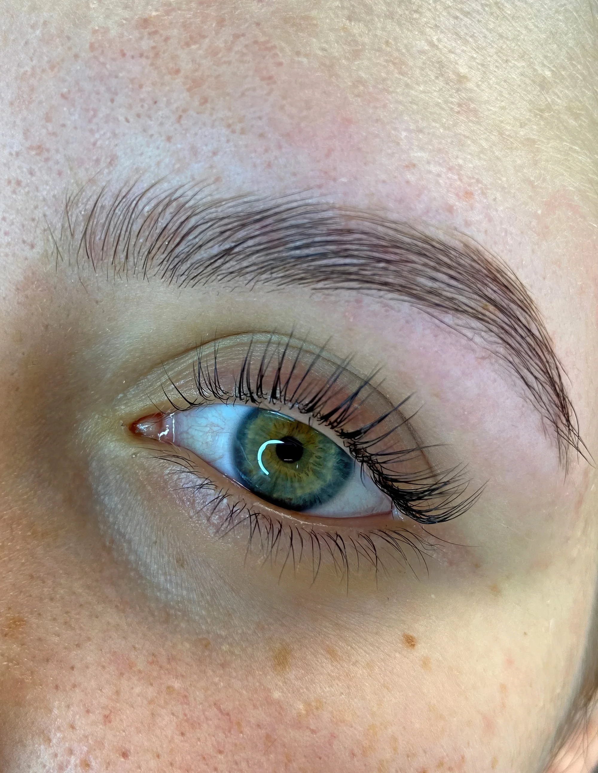 Úprava obočí pro dámy i pány, barvení řas, laminace i lash lifting