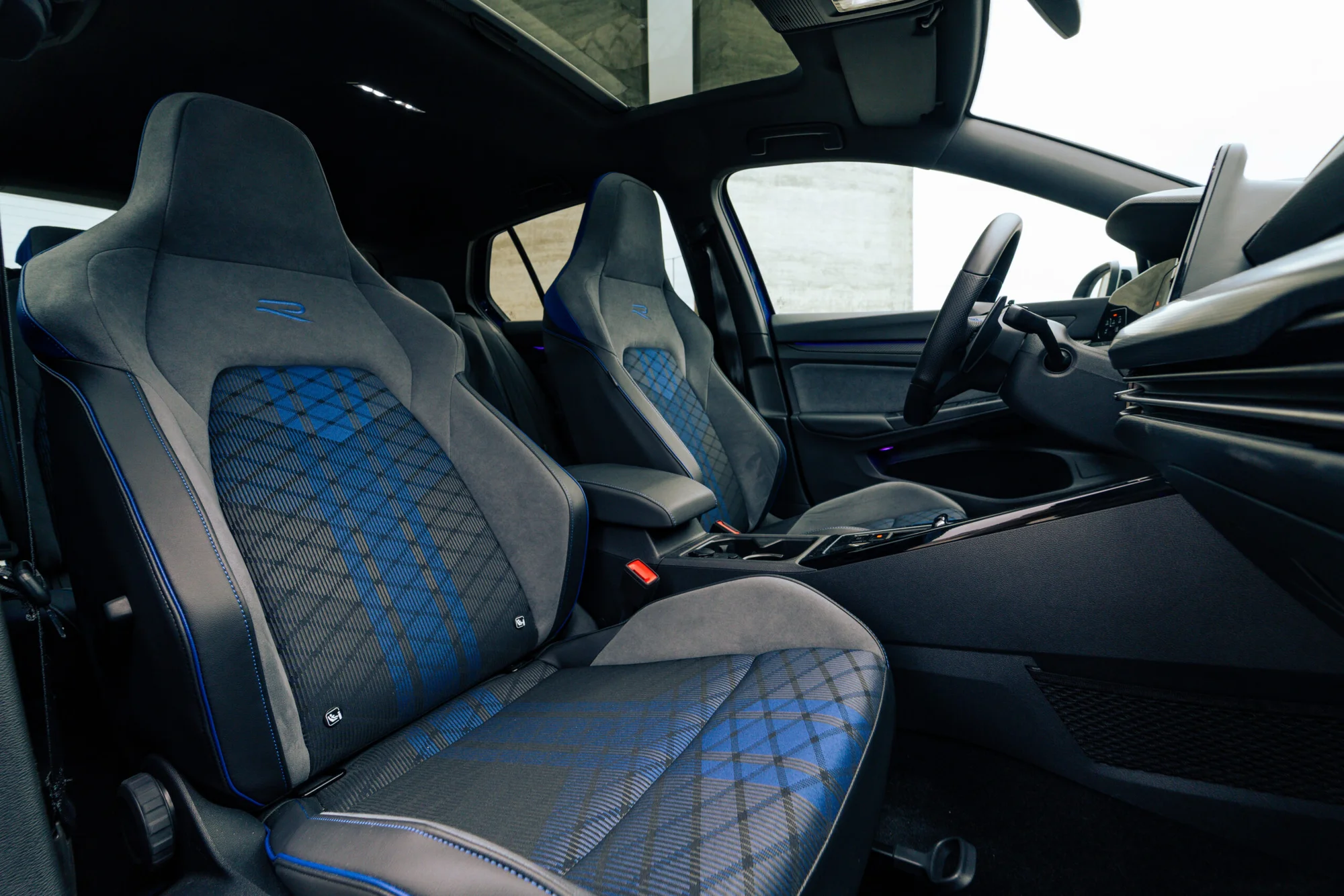 Zážitek za volantem: pronájem vozu Volkswagen Golf 8.5 R na 24 nebo 48 hodin