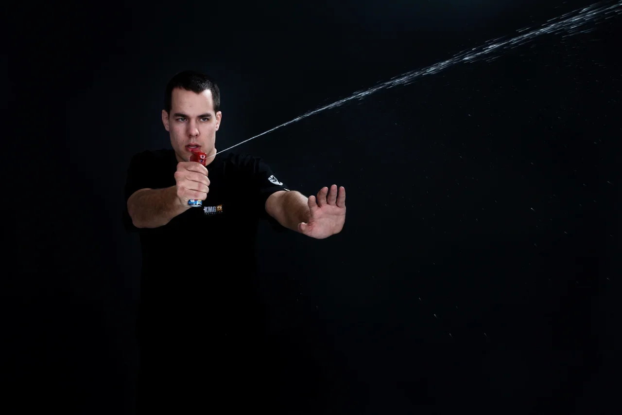 Sebeobrana krav maga: kurz proti noži nebo na použití pepřového spreje