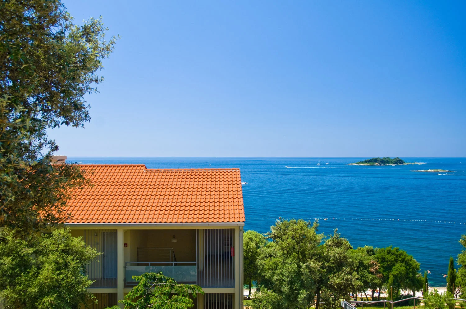 Rodinná dovolená na Istrii: 4* apartmánový resort přímo u moře, snídaně i polopenze