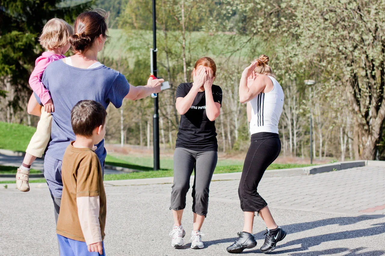 Sebeobrana krav maga: kurz proti noži nebo na použití pepřového spreje
