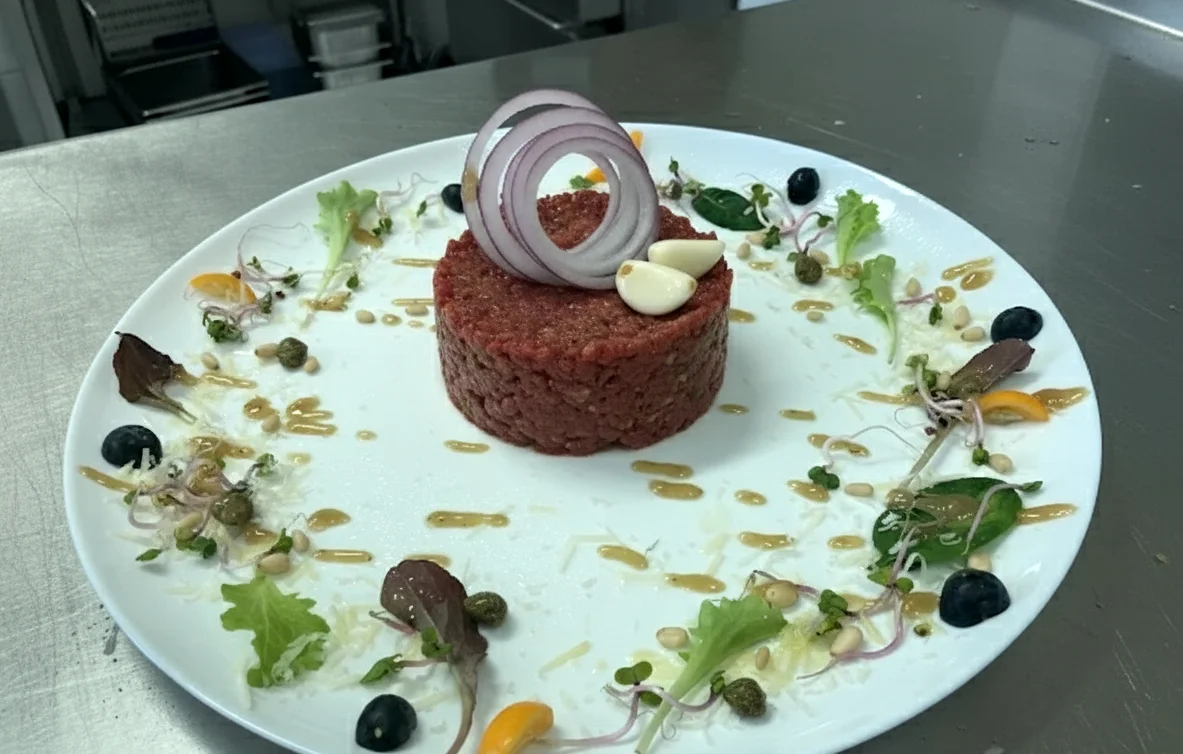 400 g tataráčku z mladého býčka Aberdeen angus red a zlatavé topinky