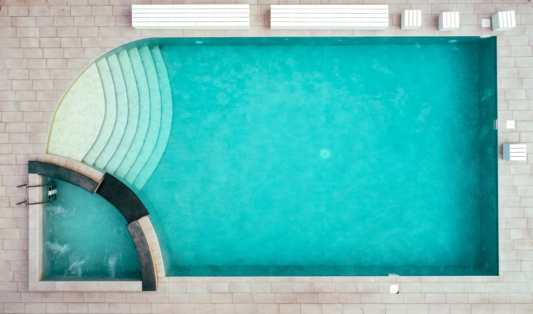 Relax v Rimini: hotel přímo u pláže, snídaně, polopenze nebo plná penze, bazén i wellness