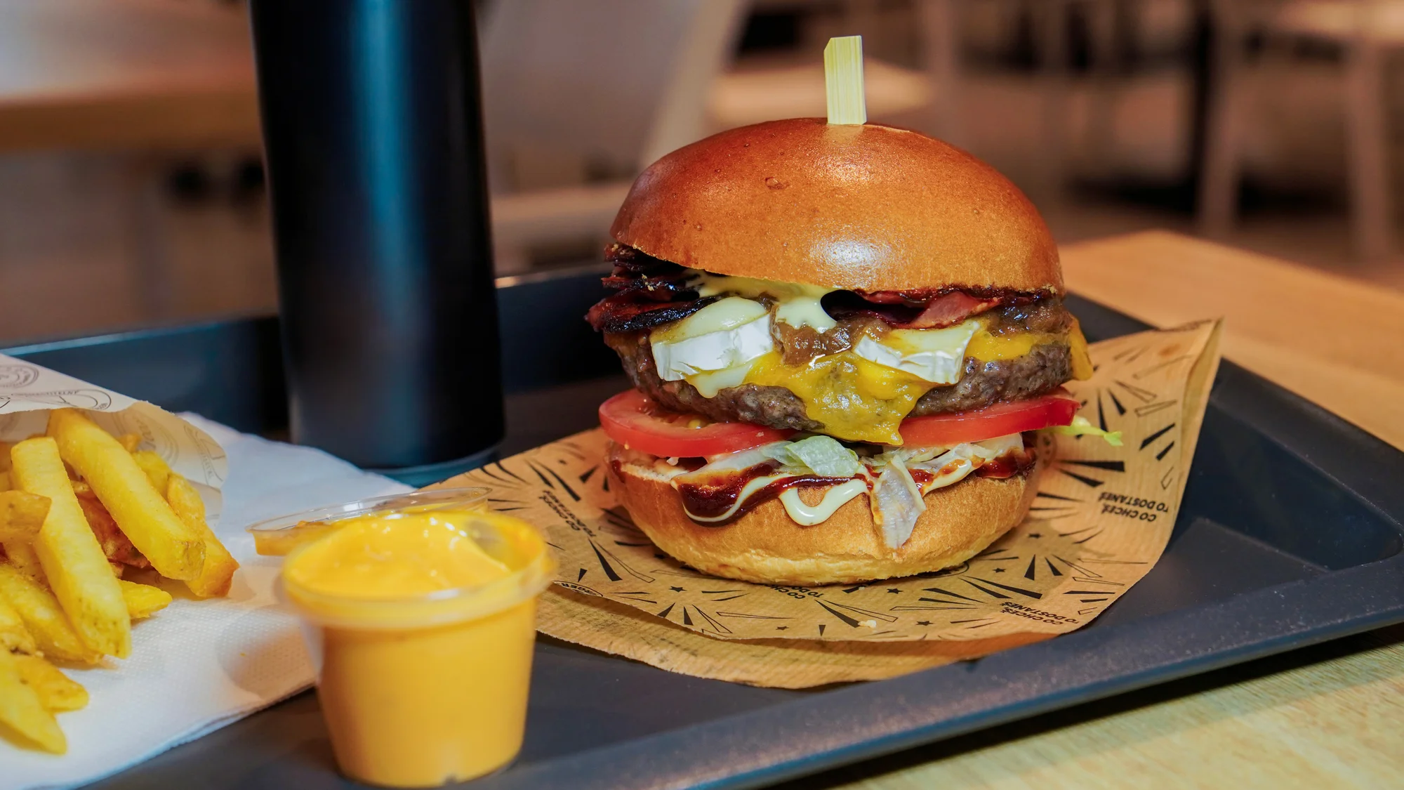 Burger menu: 100% hovězí z českého chovu, americká BBQ omáčka, hranolky i nápoj, 2 pobočky