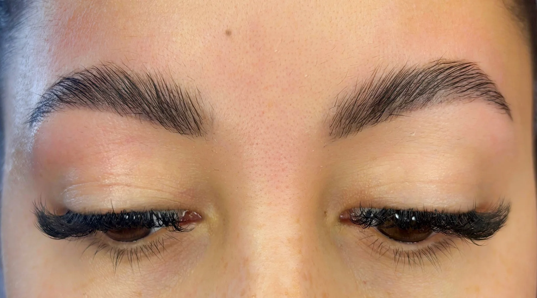 Kompletní péče o vaše obočí a řasy: úprava i barvení, salon na Vinohradech