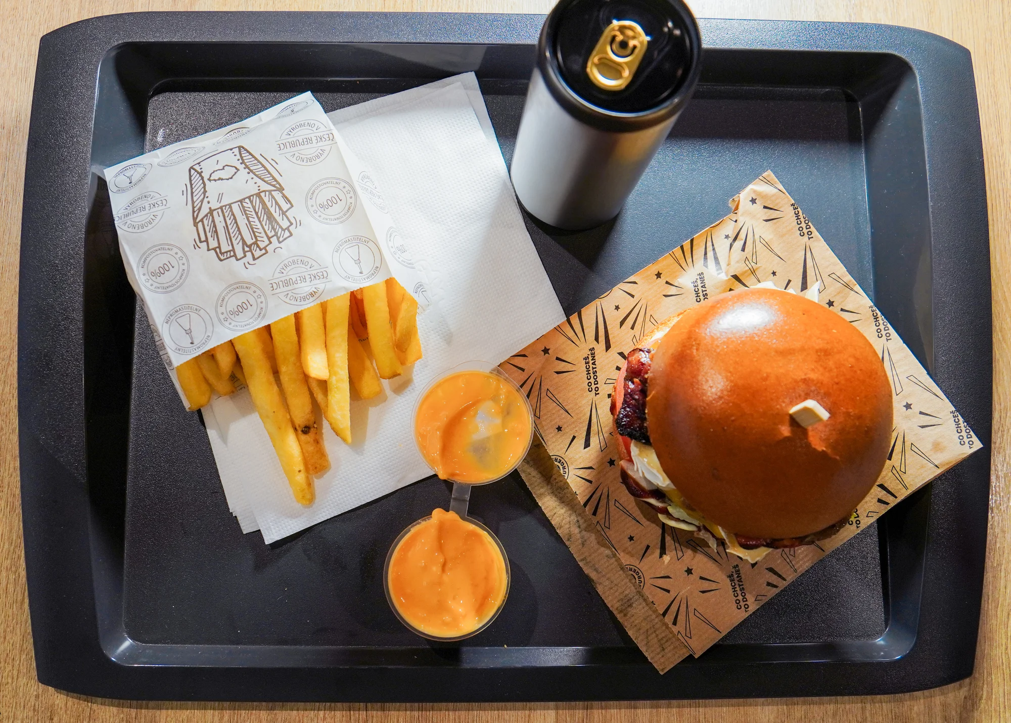 Burger menu: 100% hovězí z českého chovu, americká BBQ omáčka, hranolky i nápoj, 2 pobočky